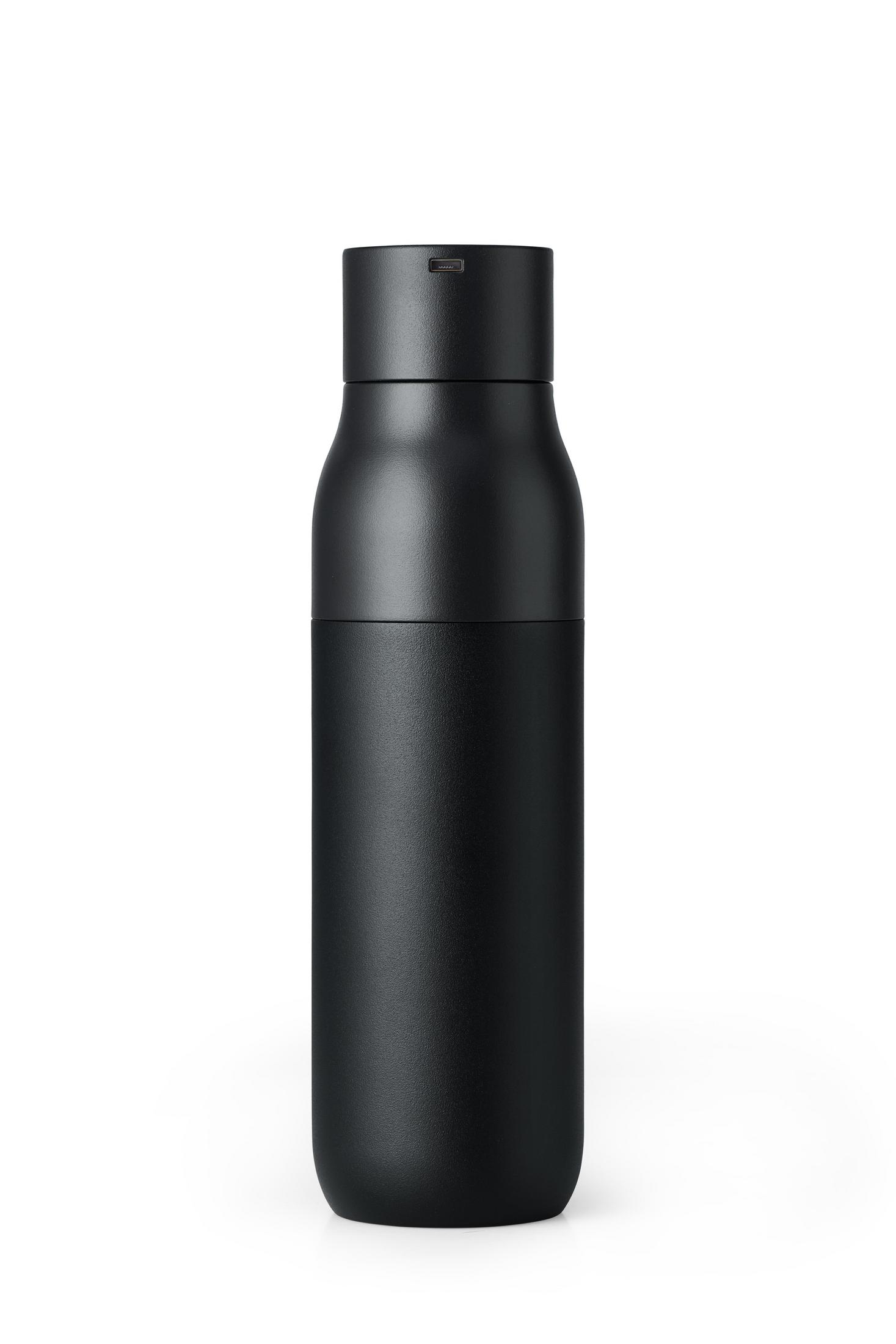 Eine schwarze isolierte Wasserflasche. Die Flasche ist zylindrisch mit einem kleinen Deckel.