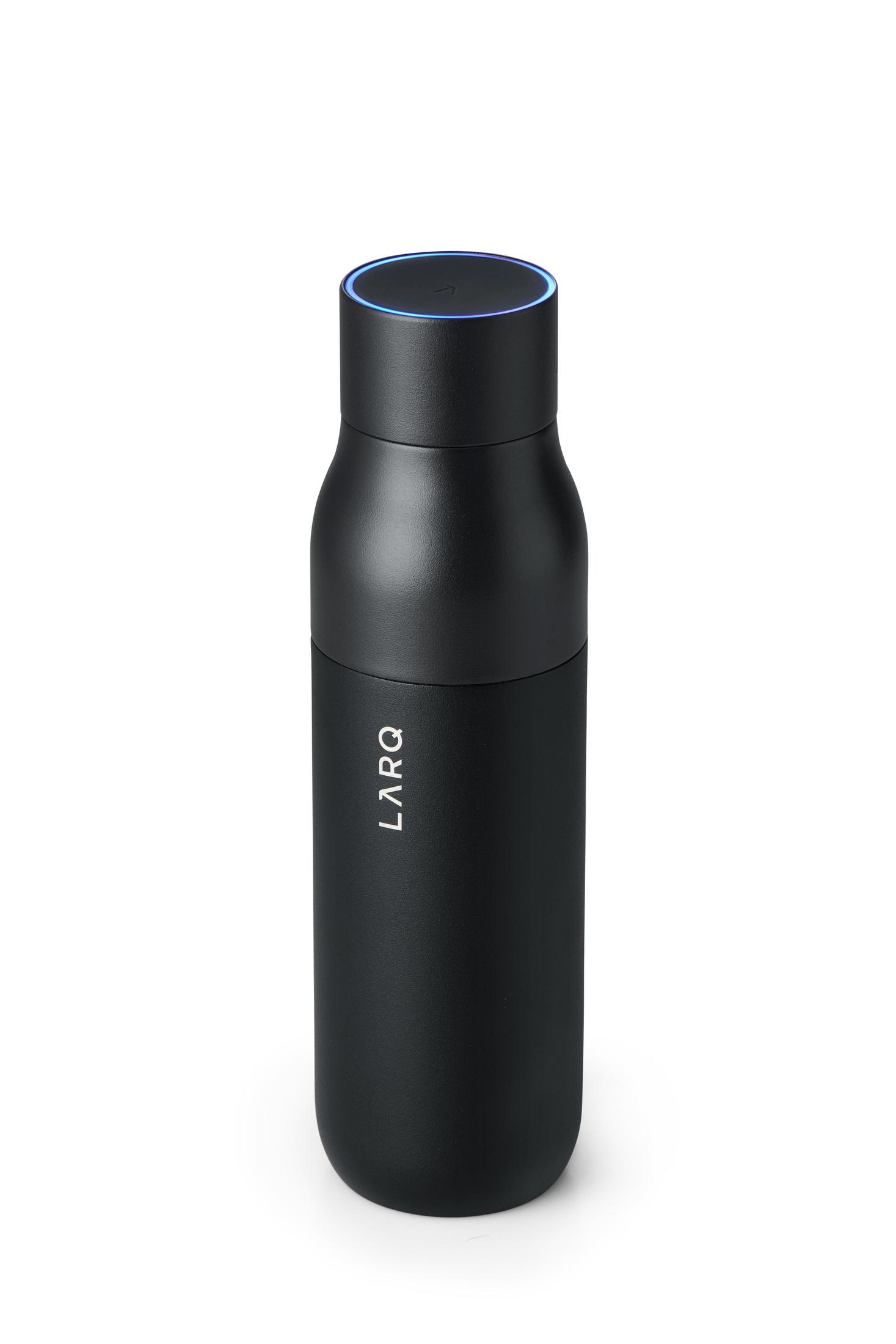 Schwarze LARQ-Wasserflasche, mit Markennamen. Der Deckel hat ein blaues Licht.