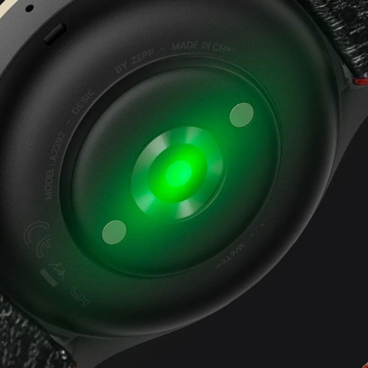 Zwarte smartwatch. De achterkant toont een groene sensor en een label met Desic.