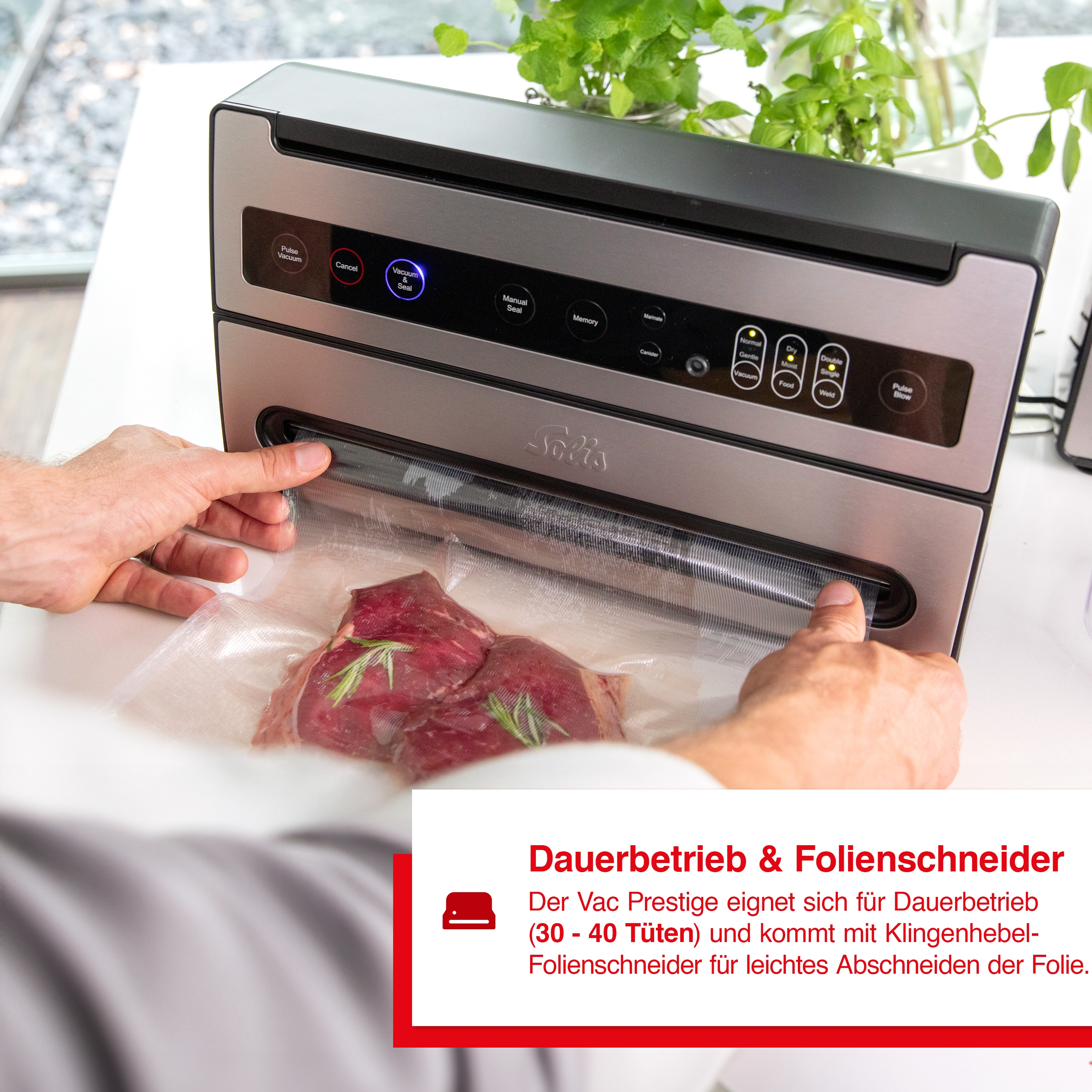Eine Person versiegelt ein Stück Fleisch in einem Vakuumierer. Text: 'Dauerbetrieb & Folienschneider'.