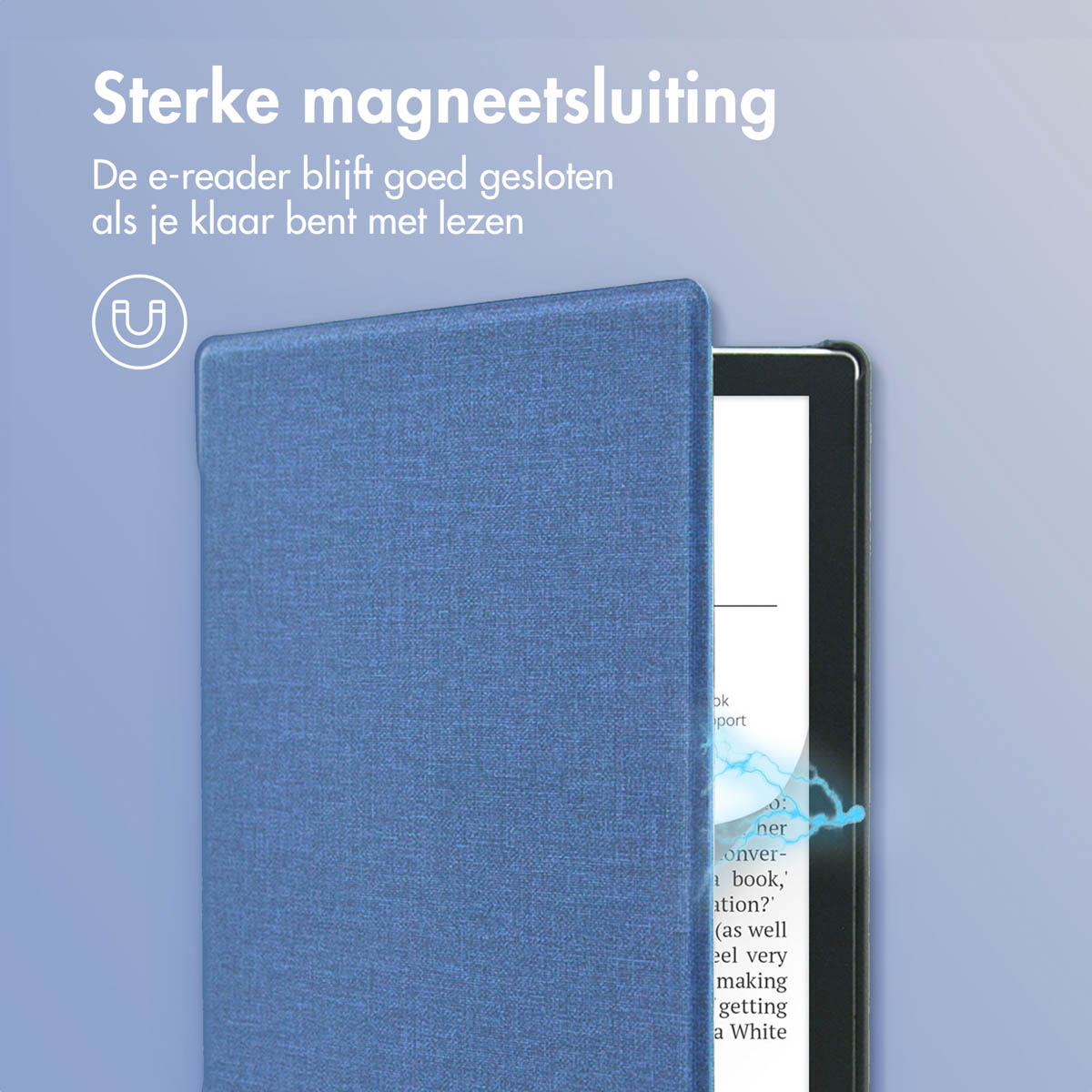 Een gesloten blauwe e-reader hoes met een magnetische sluiting, met een e-reader erin.