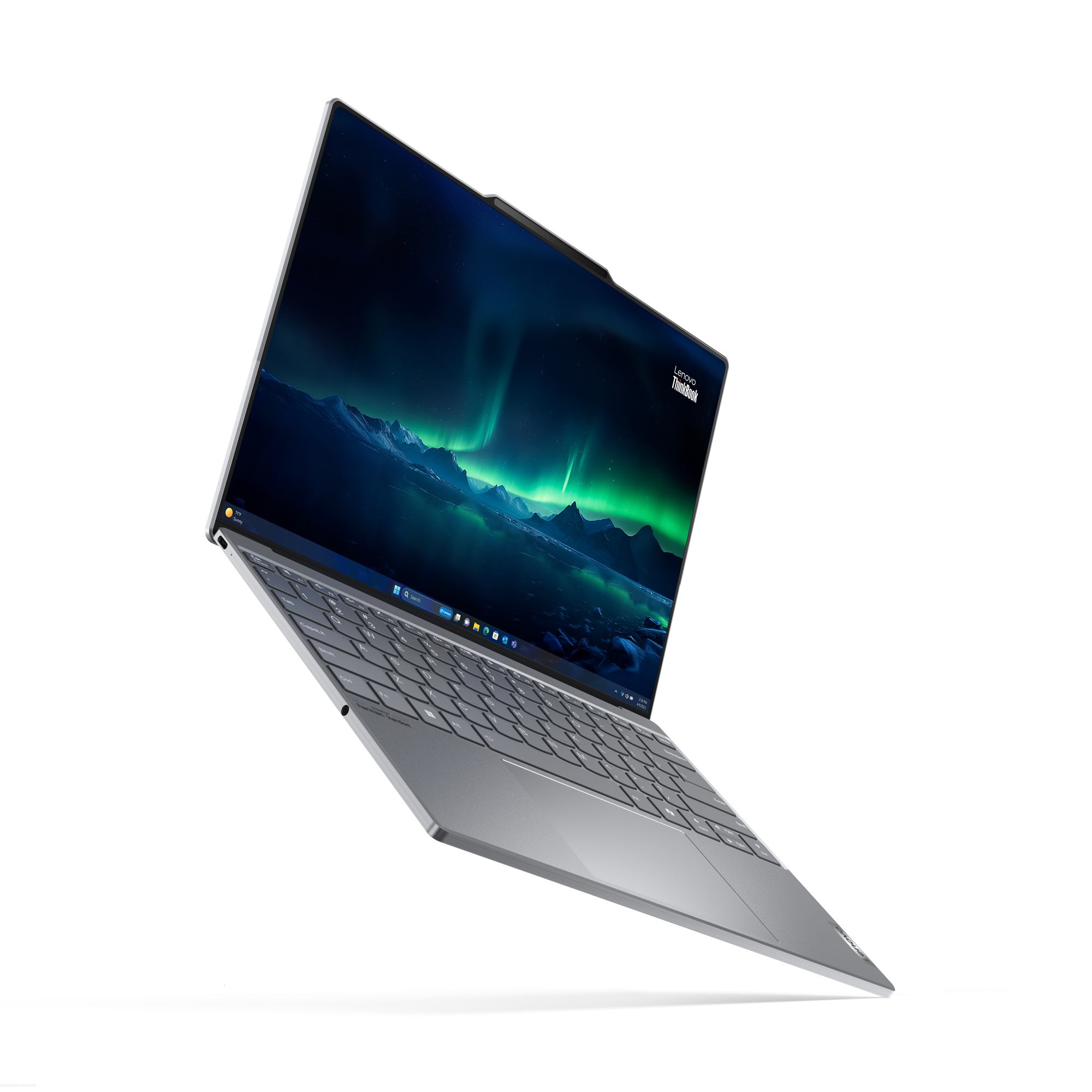 Silberner Laptop, Bildschirm zeigt Nordlichter über Bergen. Lenovo Thinkbook Logo sichtbar.
