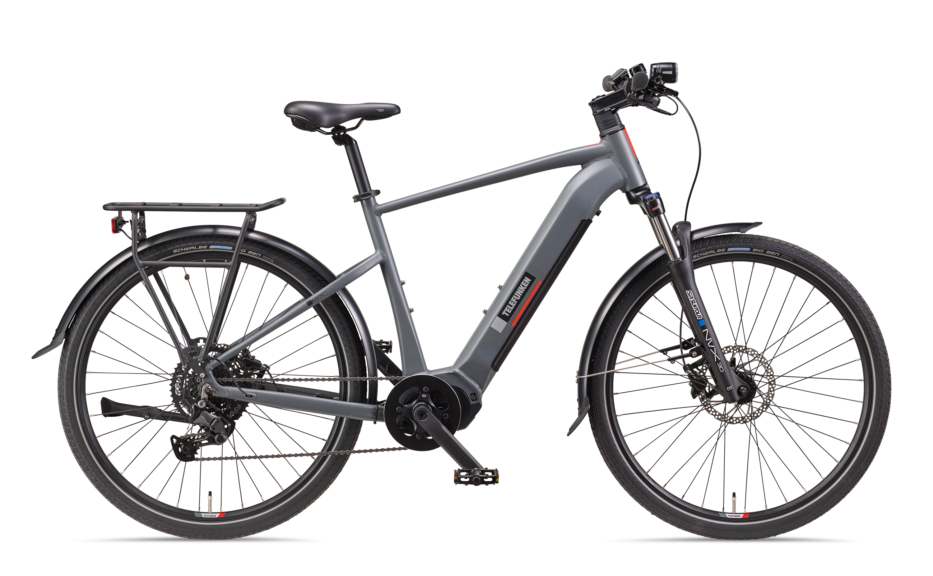 Graues Elektrofahrrad auf weißem Hintergrund. Es hat einen grauen Rahmen, schwarze Reifen und ist im Profil.