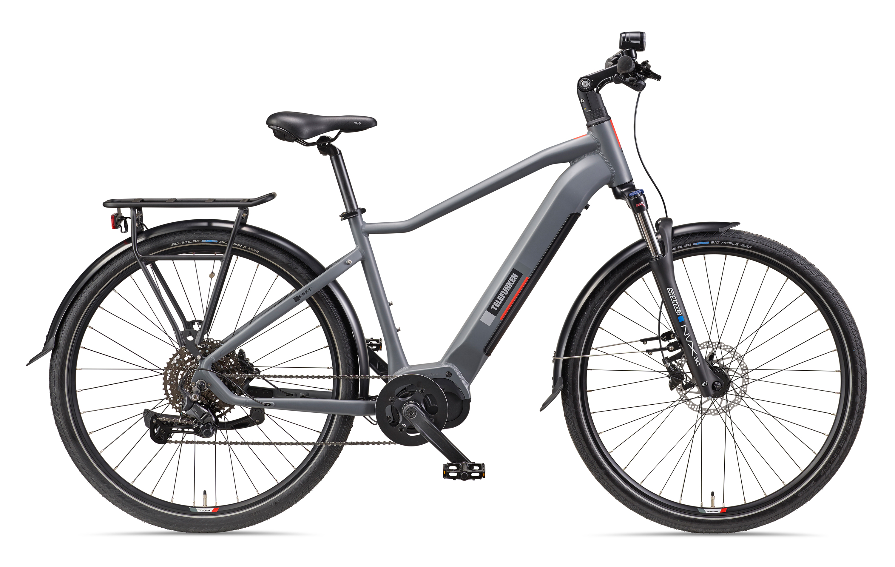 Graues Elektrofahrrad auf weißem Hintergrund. Das Fahrrad hat einen Gepäckträger, Schutzbleche und einen Motor.