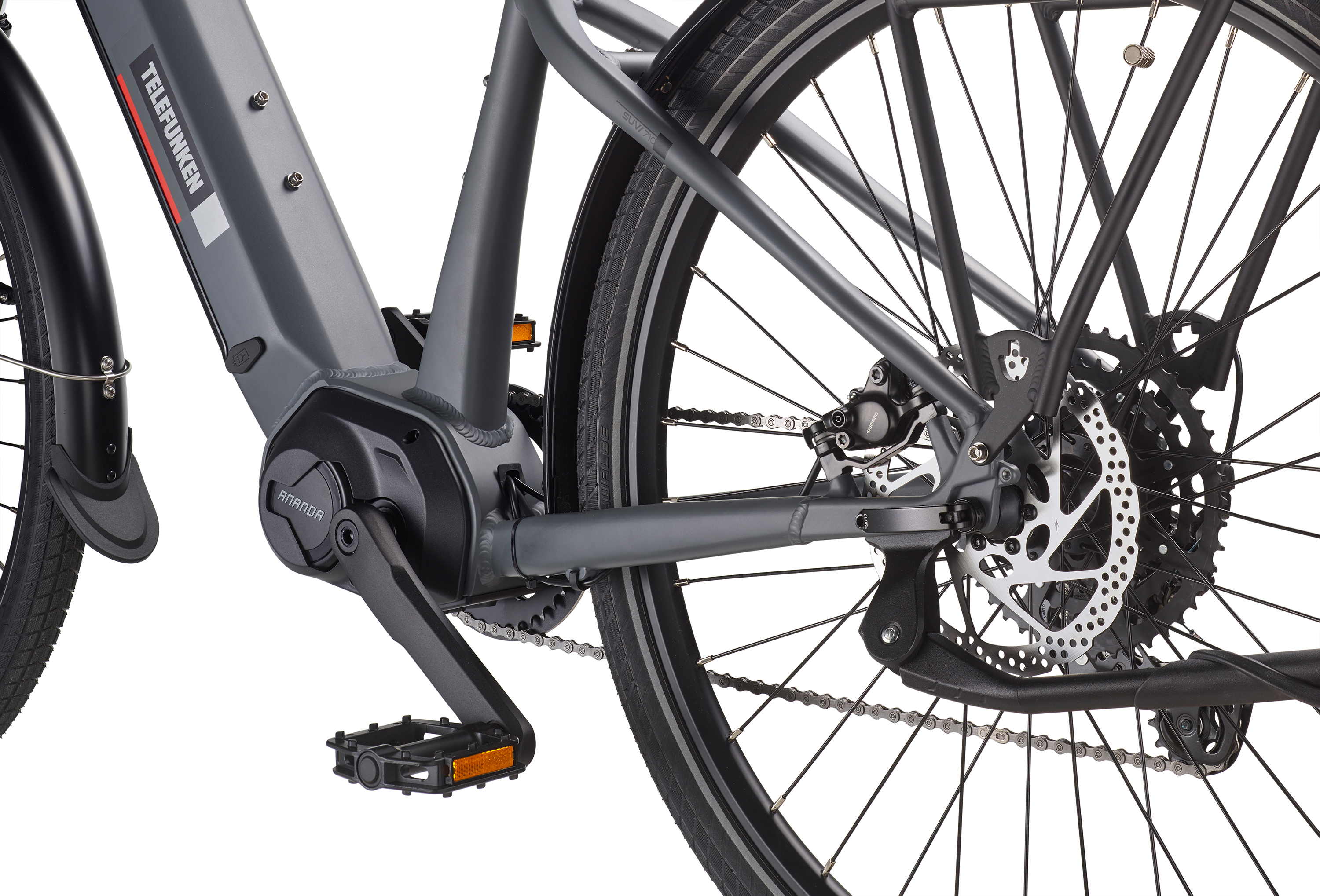 Graues Elektrofahrrad: Hinterrad, Motor und schwarze Kotflügel. Marke Telefunken sichtbar.