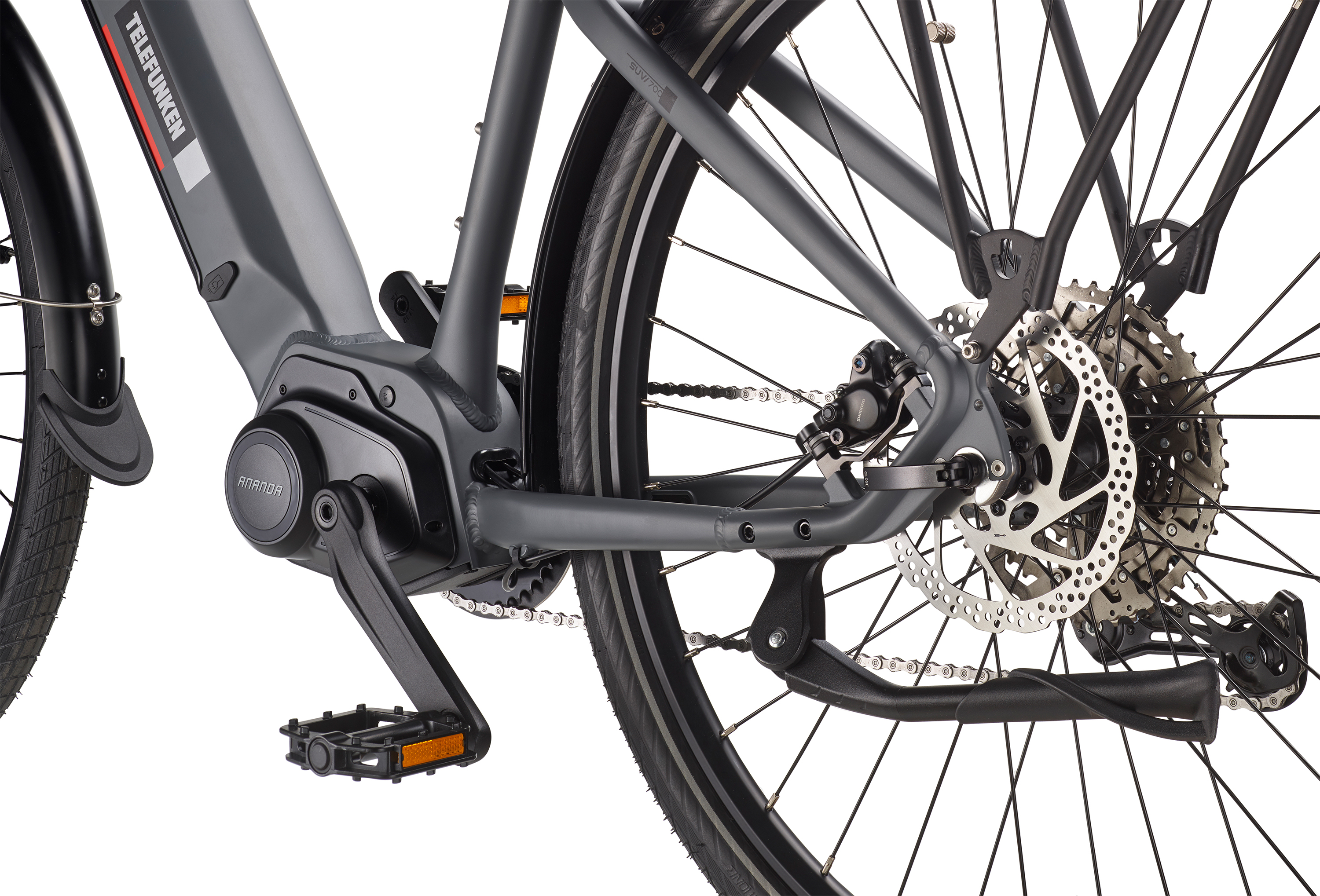 Nahaufnahme des Hinterrads eines E-Bikes, die Motor, Bremsen, Gänge und Telefunken-Marke am Rahmen zeigt.