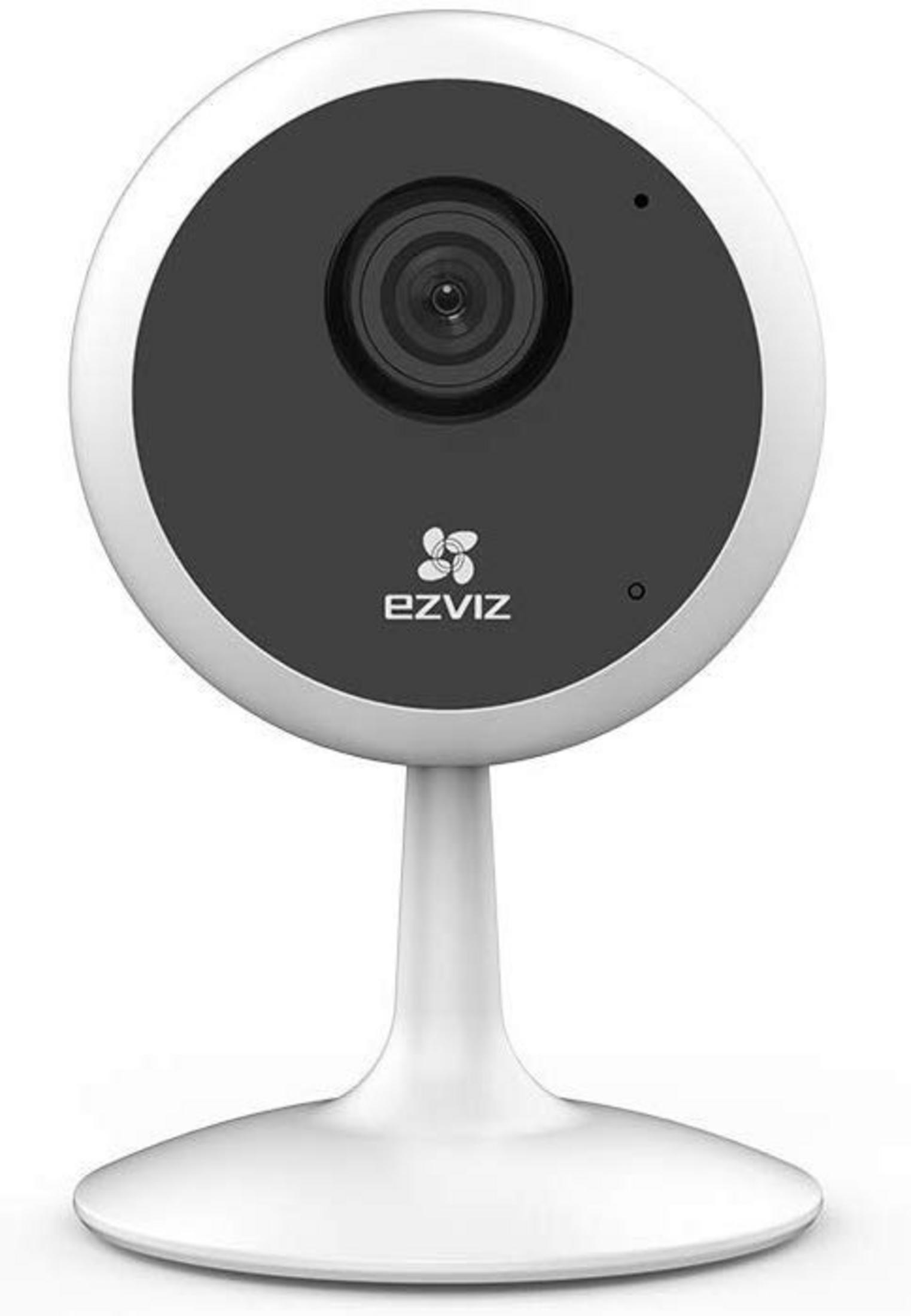 Cámara de seguridad EZVIZ blanca con centro negro y soporte.