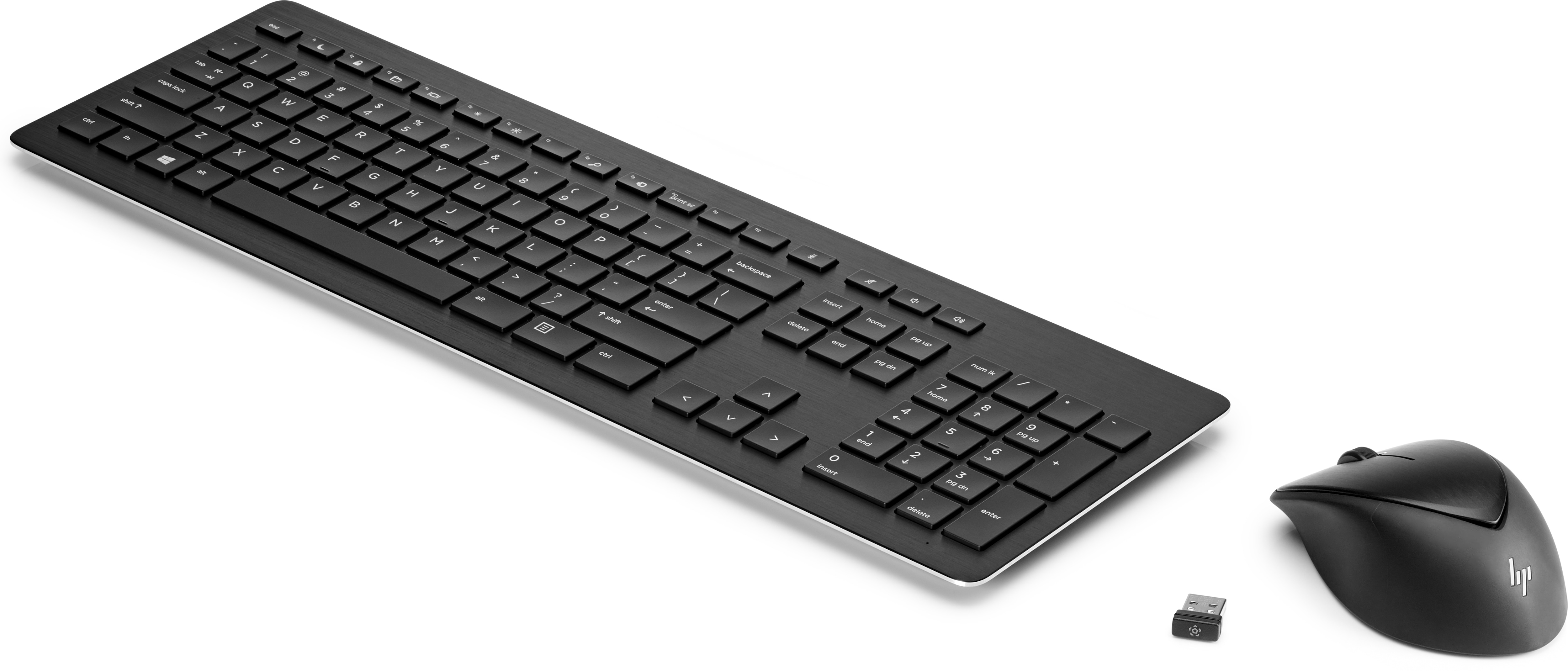 Set di tastiera e mouse neri su sfondo bianco. La tastiera è sottile e il mouse ergonomico.