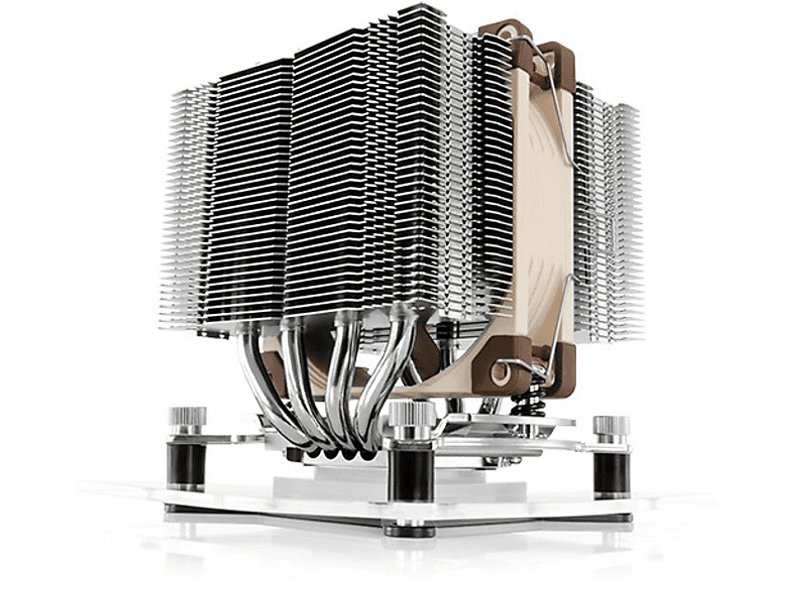 Srebrno-brązowy cooler CPU z wieloma żeberkami i rurkami. Znajduje się na białej powierzchni.