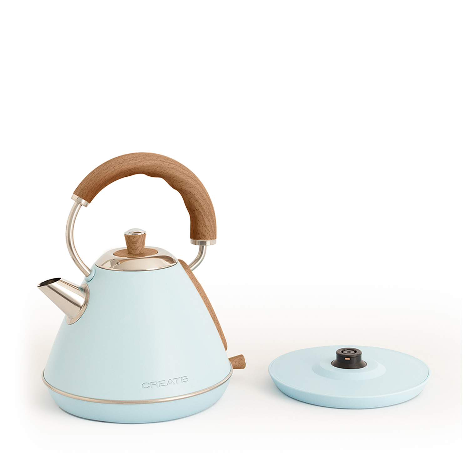 Hervidor eléctrico azul claro con asa y base de madera. Fondo blanco, tapa quitada.