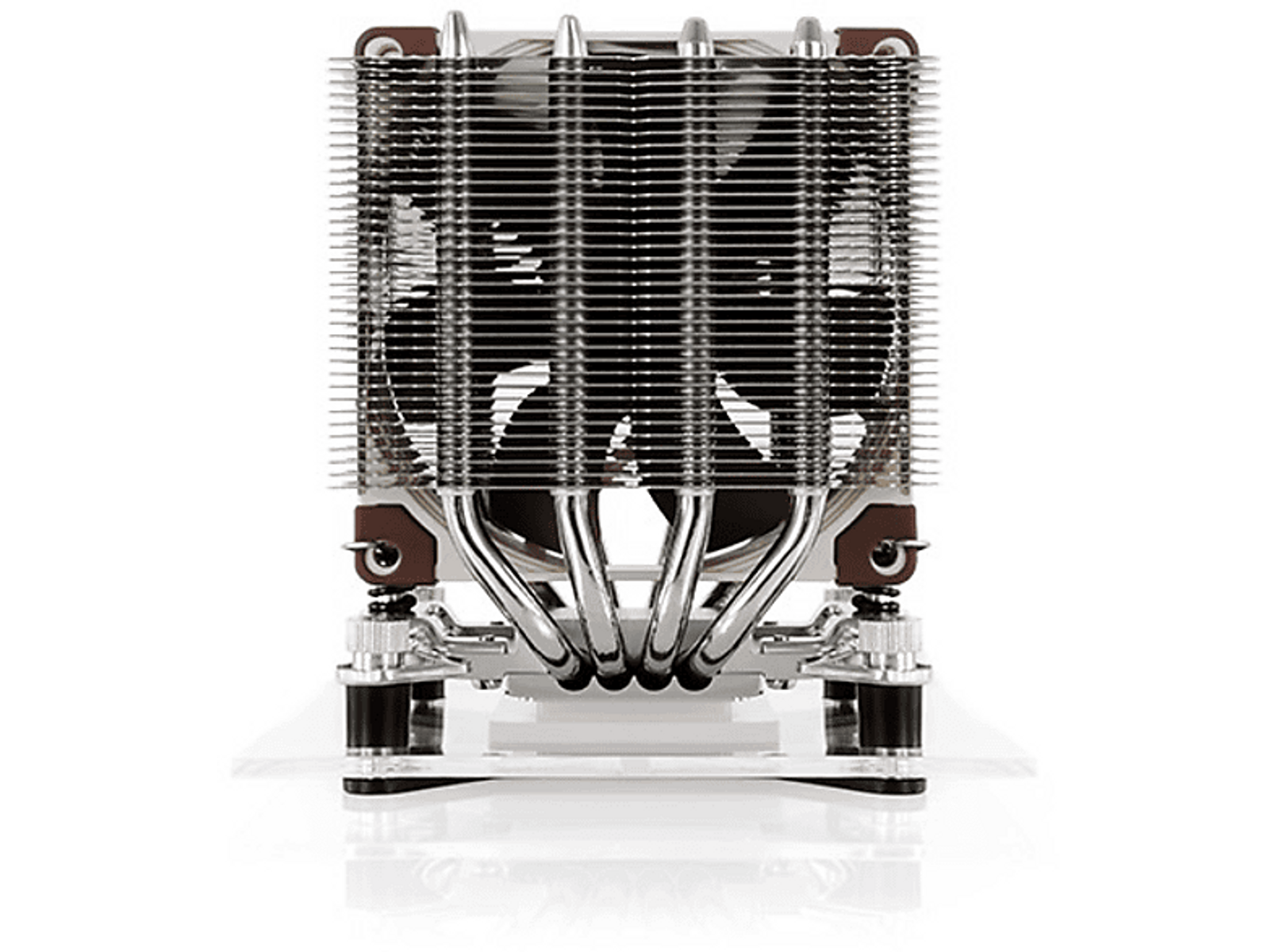 Srebrny cooler do komputera. Zbliżenie coolera wykonanego z metalu.