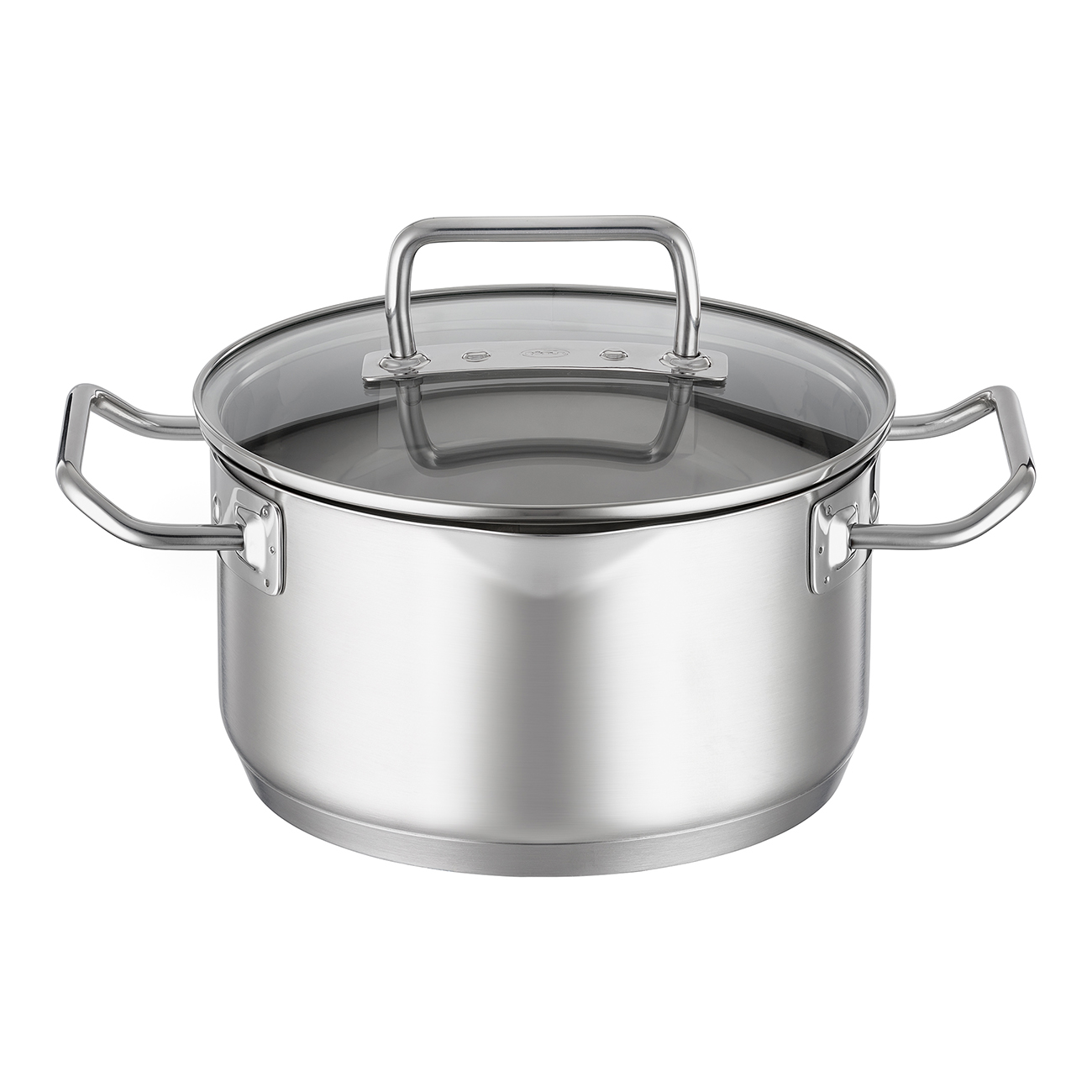 Casserole en acier inoxydable avec couvercle en verre et poignées métalliques, sur fond blanc. Propre et brillante.