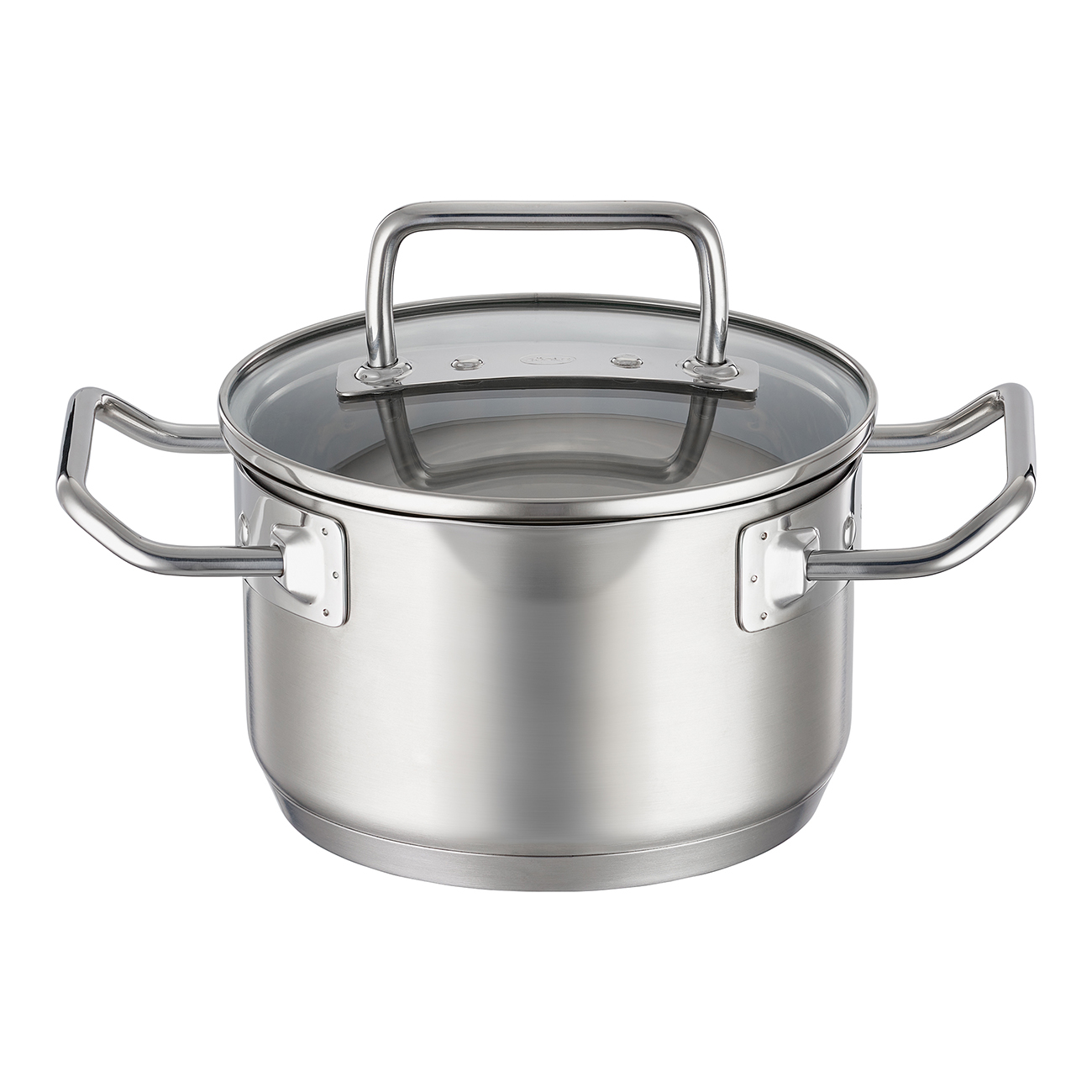 Une casserole en acier inoxydable avec deux poignées et un couvercle en verre sur fond blanc.