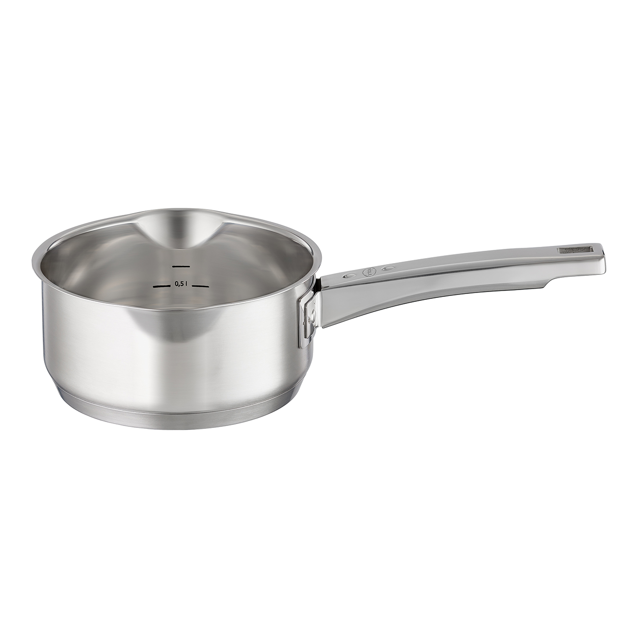 Une casserole brillante en acier inoxydable avec une longue poignée.