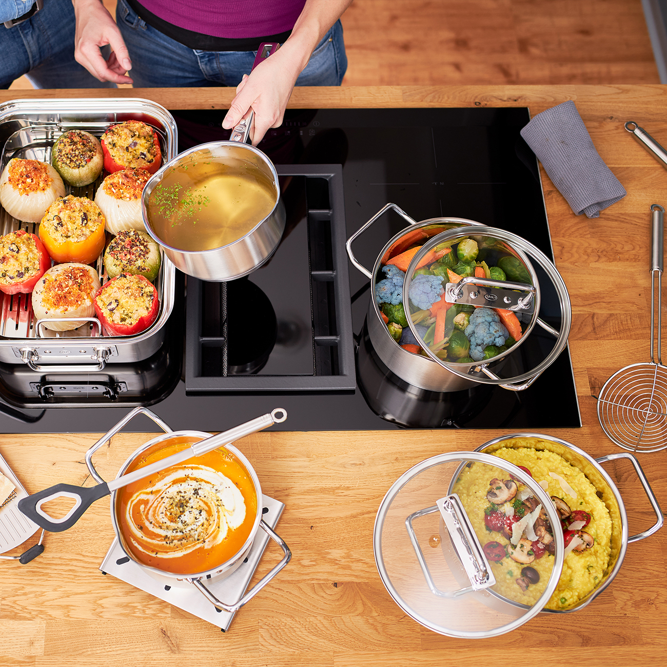 Vue aérienne d'une cuisine, avec de la nourriture dans des casseroles et une personne qui cuisine.