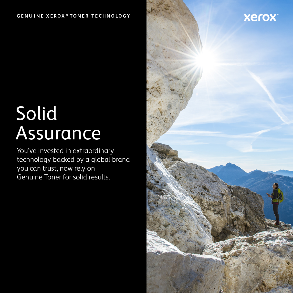 Osoba na górze, ze słonecznym niebem i logo Xerox.