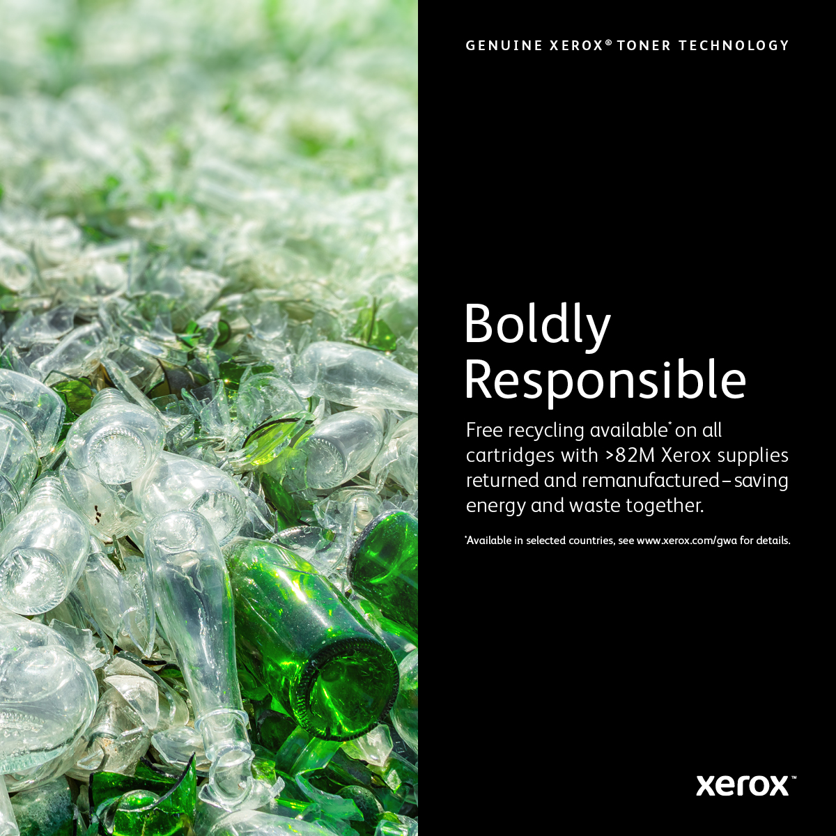 Szklane butelki i tekst: recykling dostępny dla wkładów, oszczędzanie energii i odpadów.