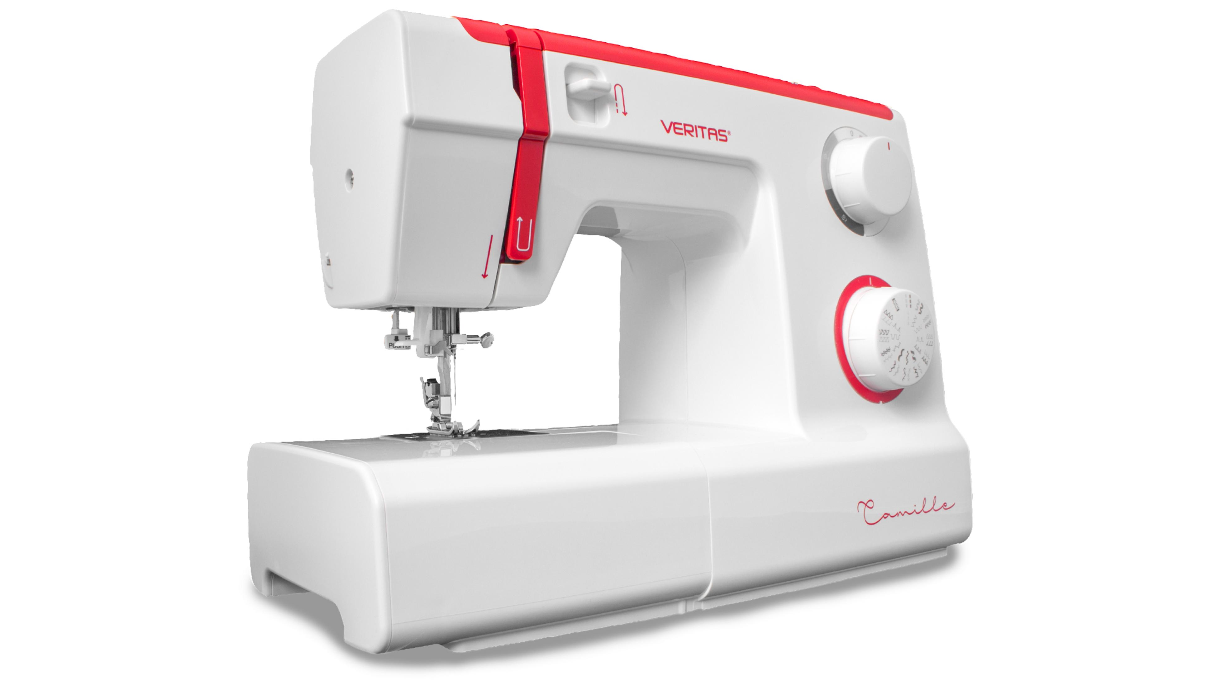 Weiße Nähmaschine mit roten Akzenten. Sie steht auf weißem Grund und trägt den Namen 'Camille'.