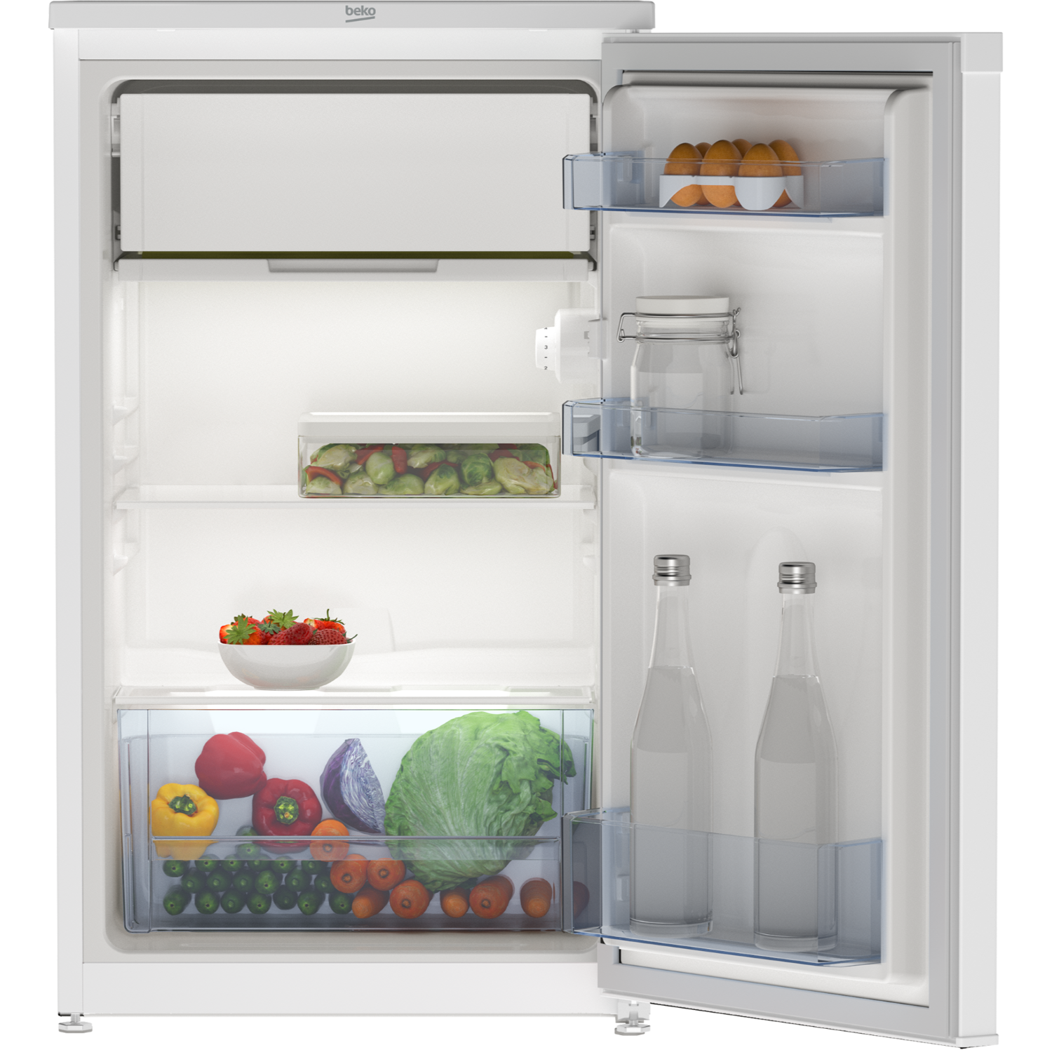 Otwarta lodówka z półkami jedzenia: warzywa, owoce, jajka i butelki.