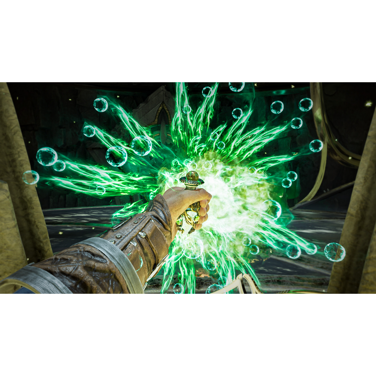 Dłoń trzymająca złotą kulę z zieloną energią promieniującą na zewnątrz.