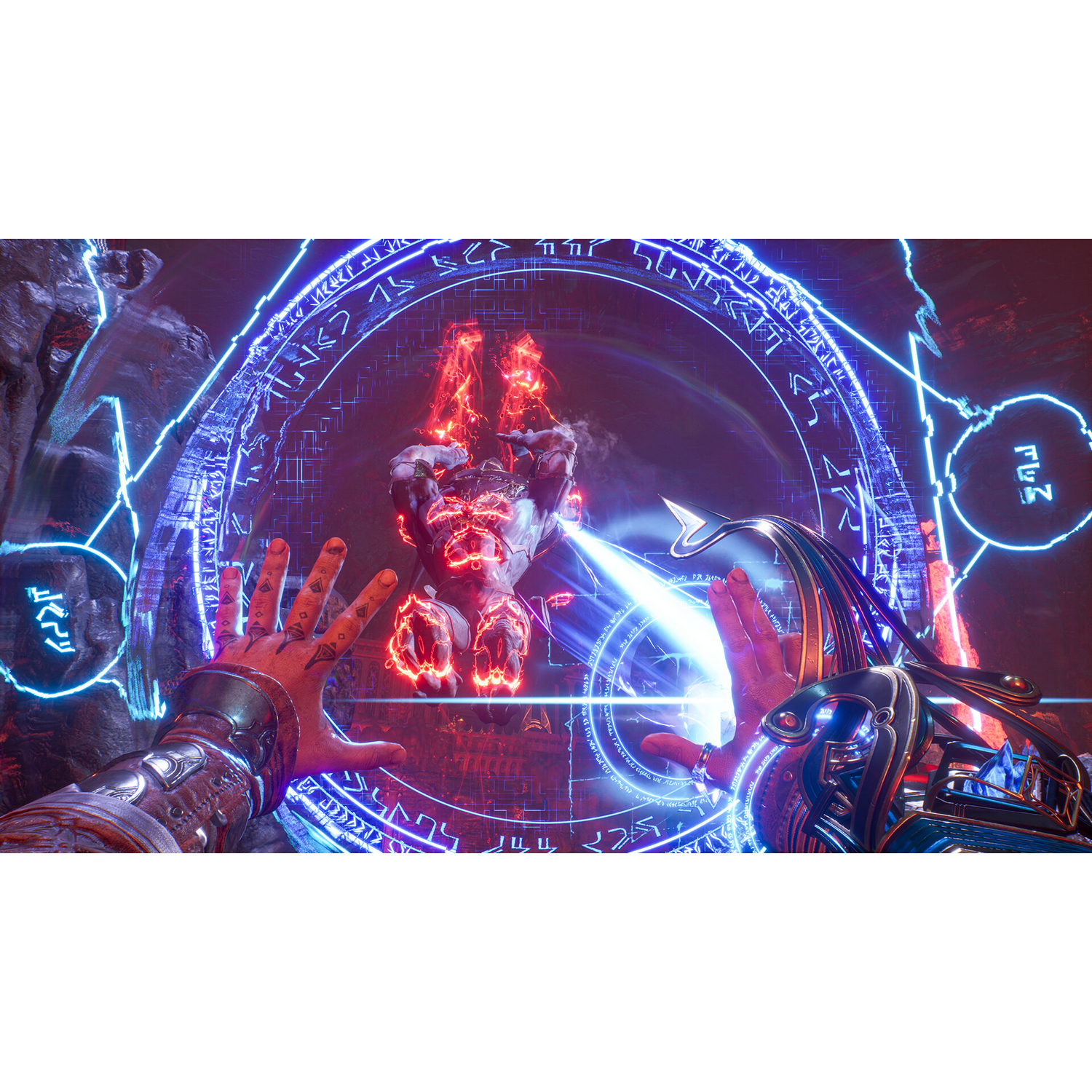 Widok z perspektywy pierwszej osoby z sceny gry wideo. Dwie ręce trzymają łuk, w centrum ogniste stworzenie.