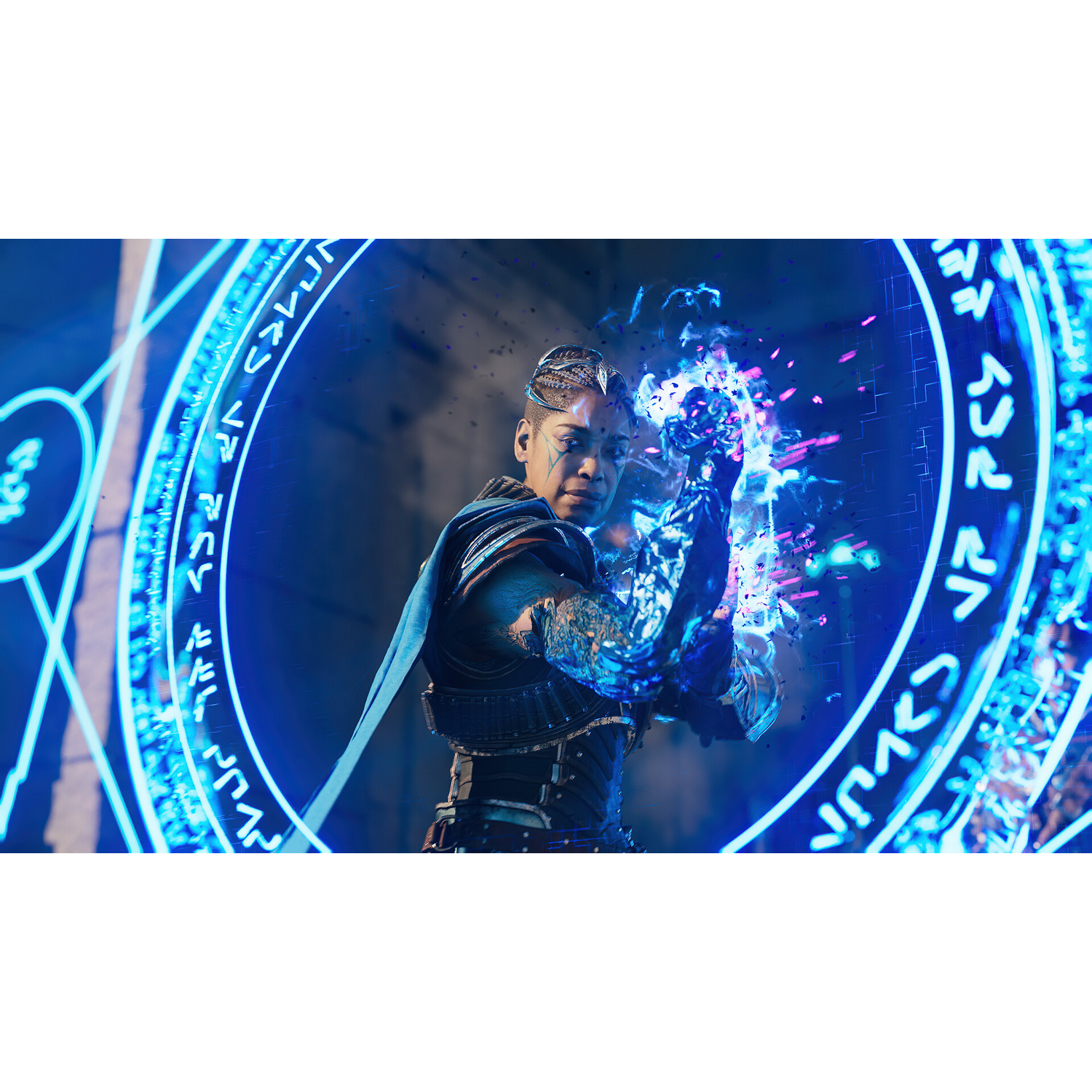 Osoba w ciemnym stroju, otoczona niebieskim świecącym okręgiem z tekstem.