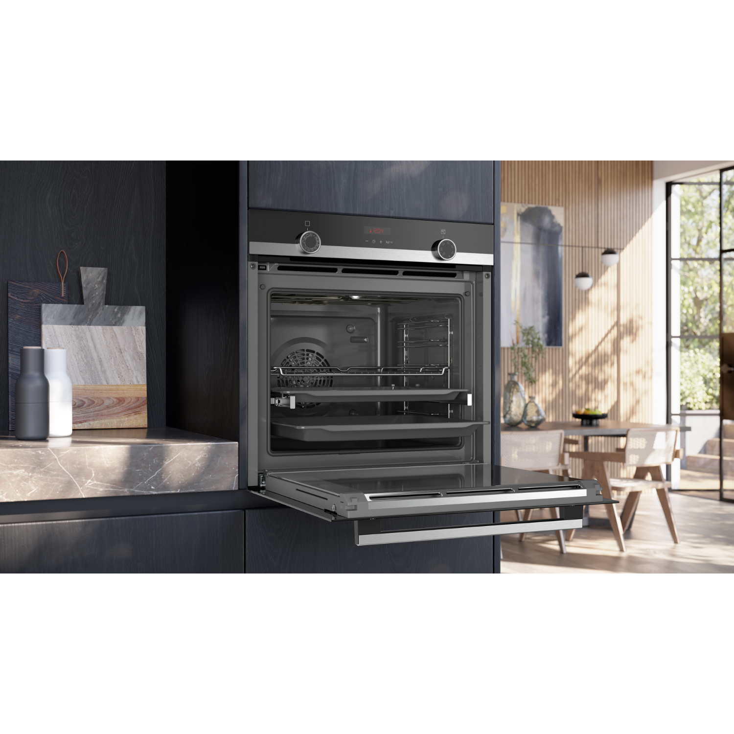 Horno con puerta abierta. Cocina oscura con pared de madera, encimera de mármol.