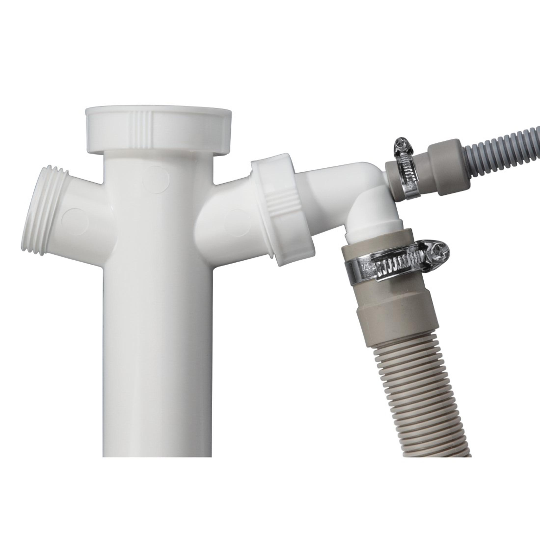 Biała armatura hydrauliczna z kątowymi szarymi wężami, metalowymi zaciskami, białe tło.