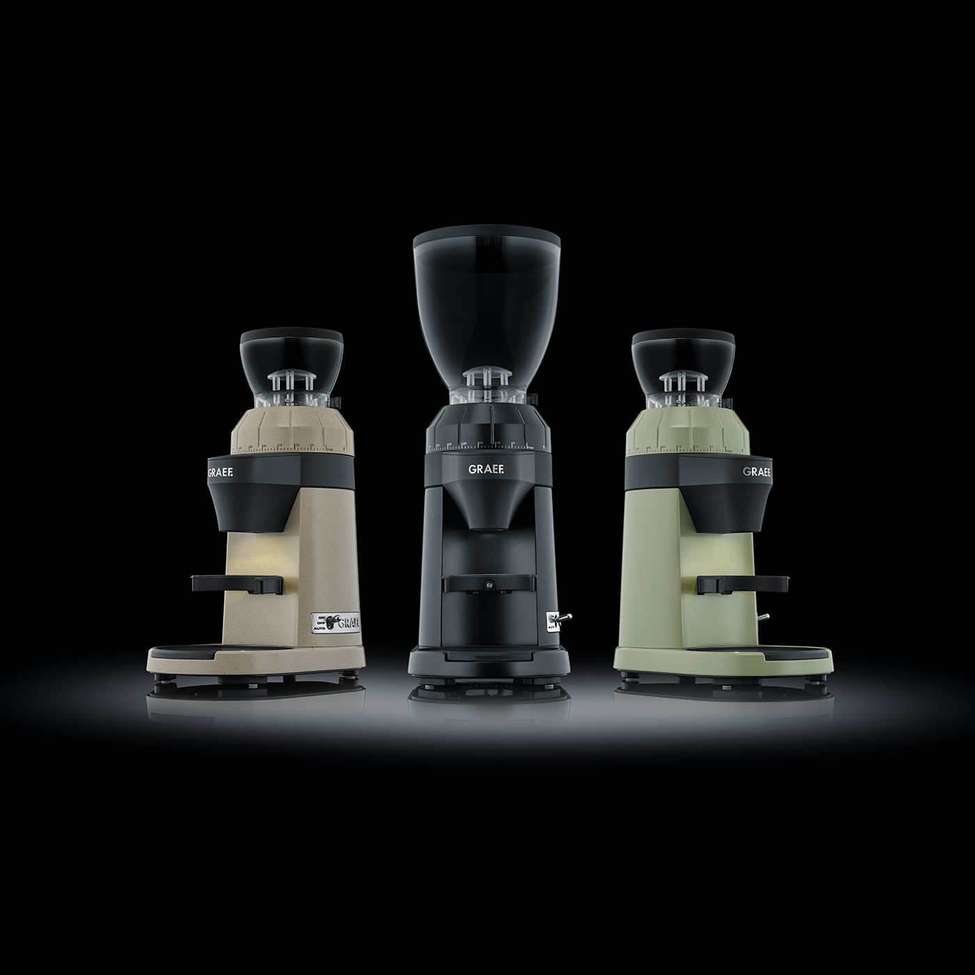 Drei Kaffeemühlen in einer Reihe. Schwarzer Hintergrund. Verschiedene Farben, Graef-Logo.