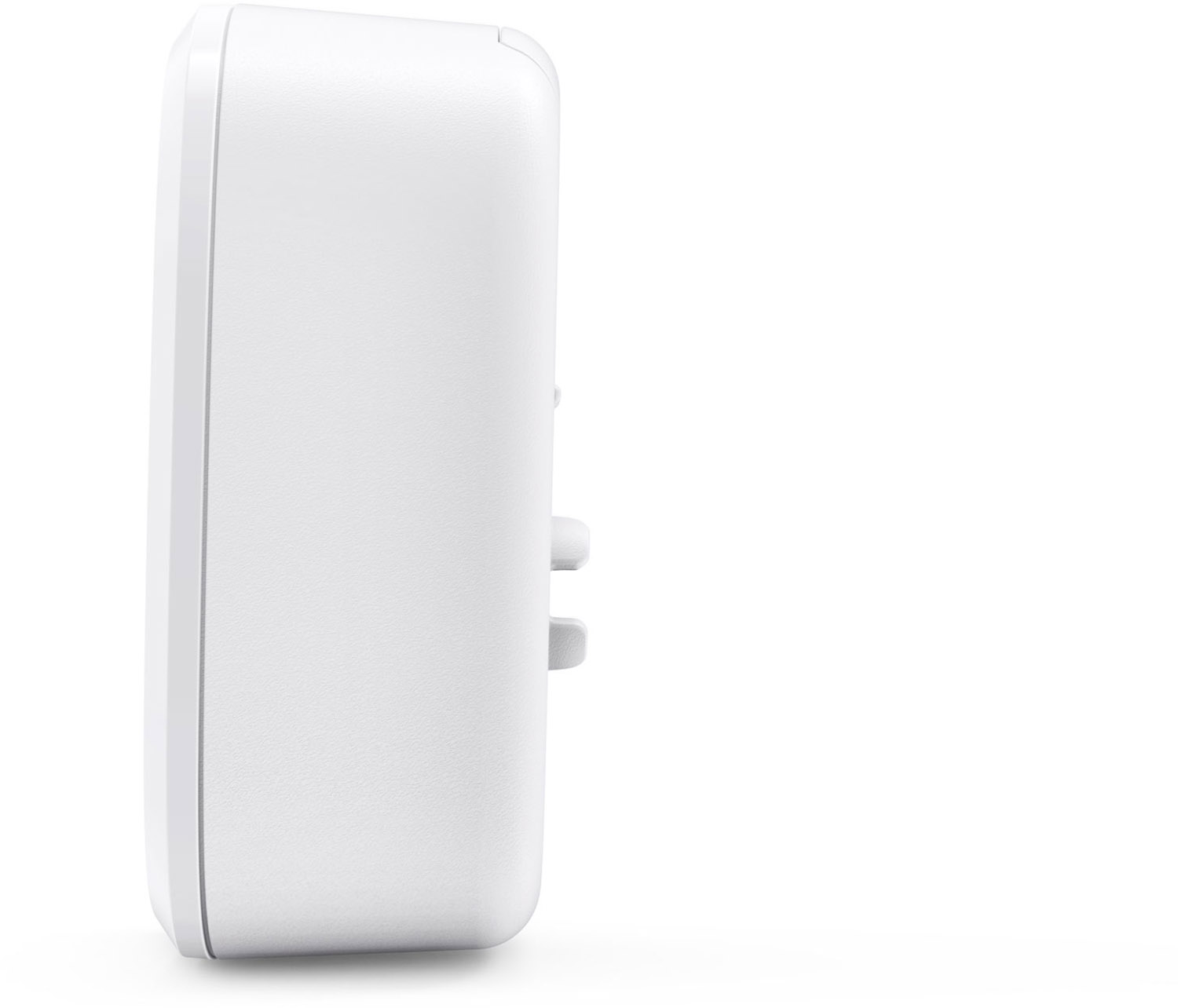 Biała wtyczka smart, widok z boku, na białym tle.