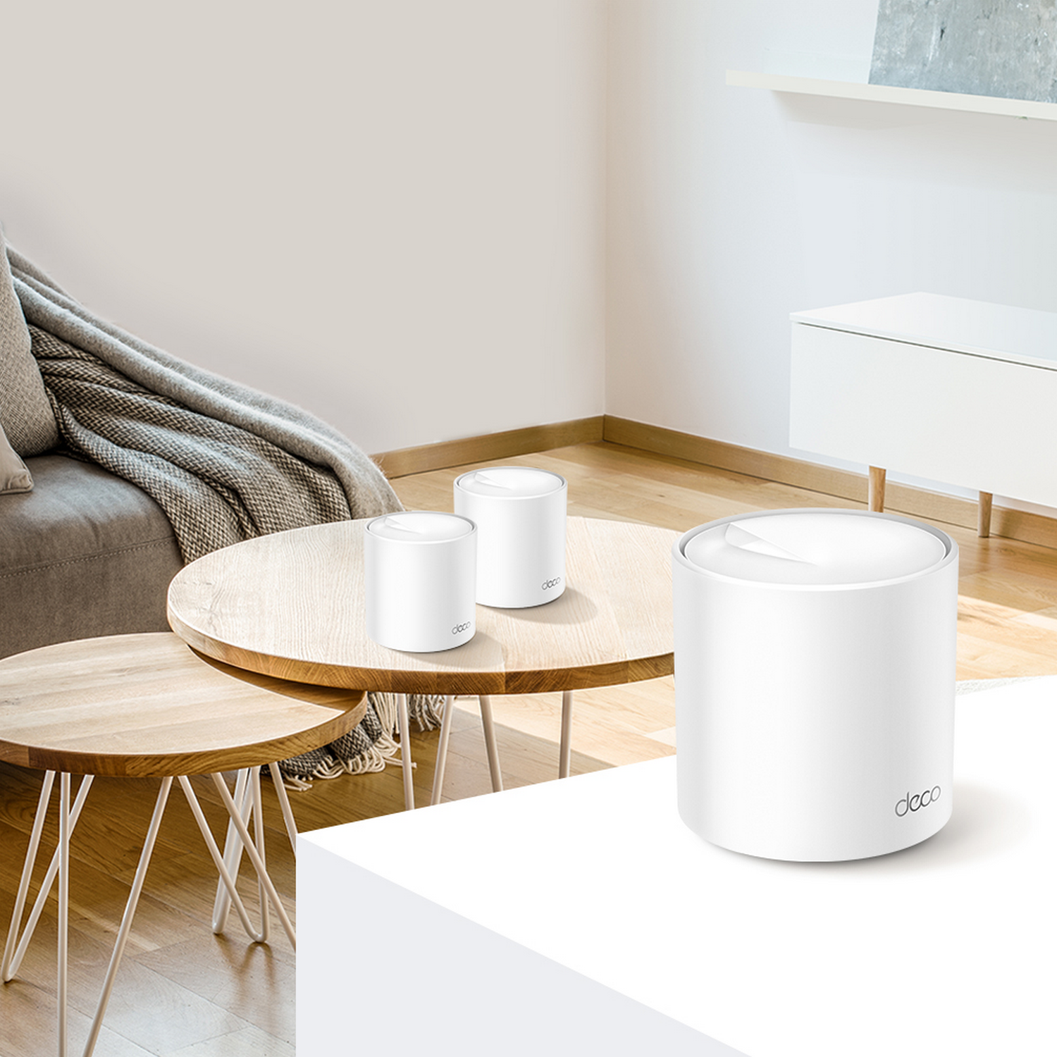 Witte Deco mesh wifi apparaten op houten tafels en wit oppervlak, woonkamersetting.