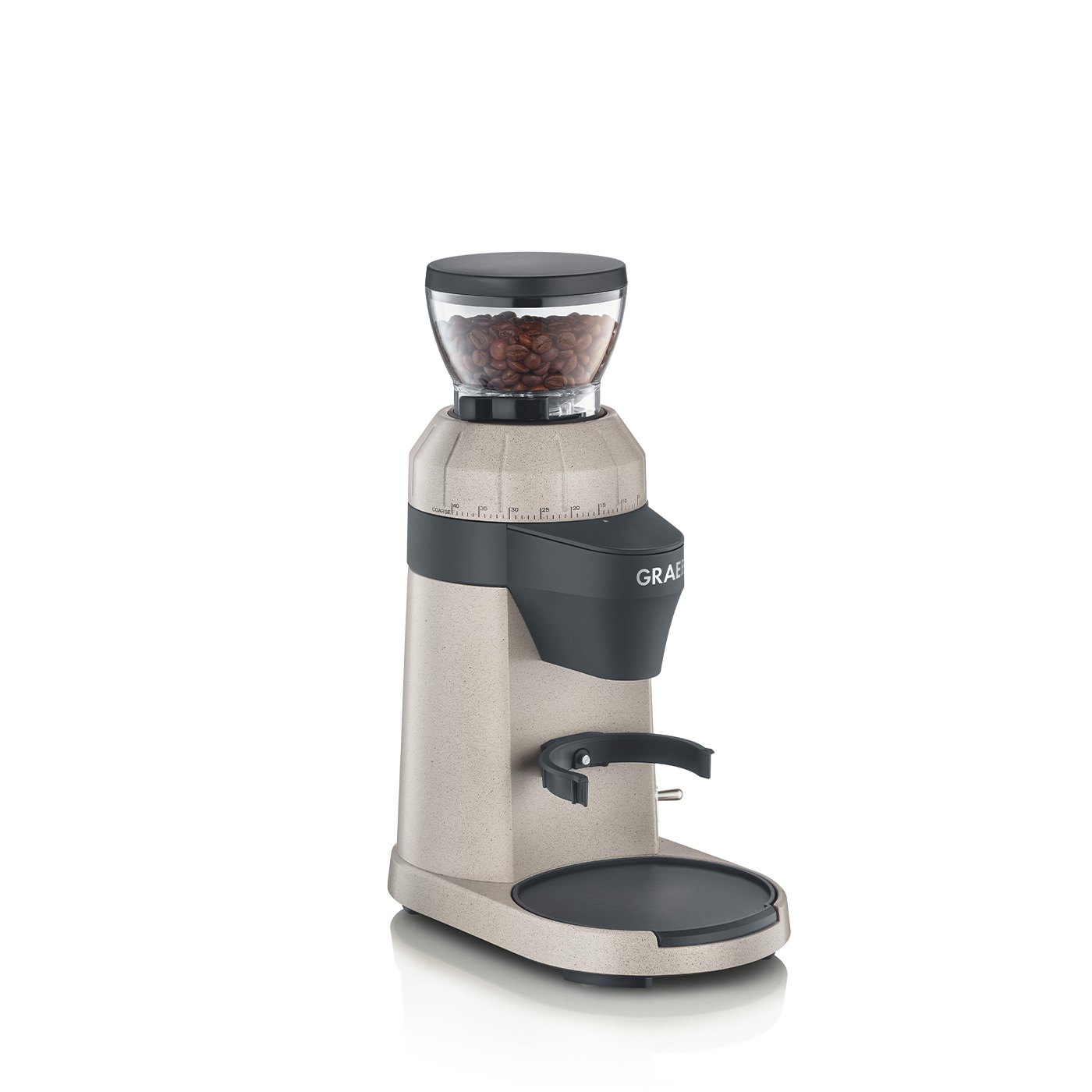 Kaffeemühle mit Bohnen. Beiges Gehäuse, schwarze Akzente, weißer Hintergrund.
