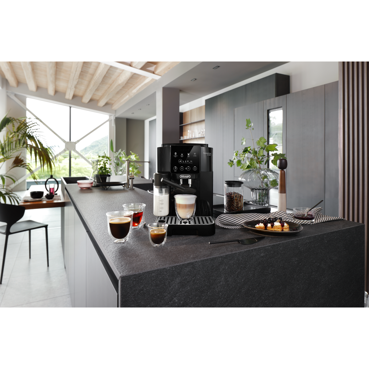 Nowoczesna scena kuchenna z czarnym ekspresem do kawy i akcesoriami do kawy, z rozmytym tłem.