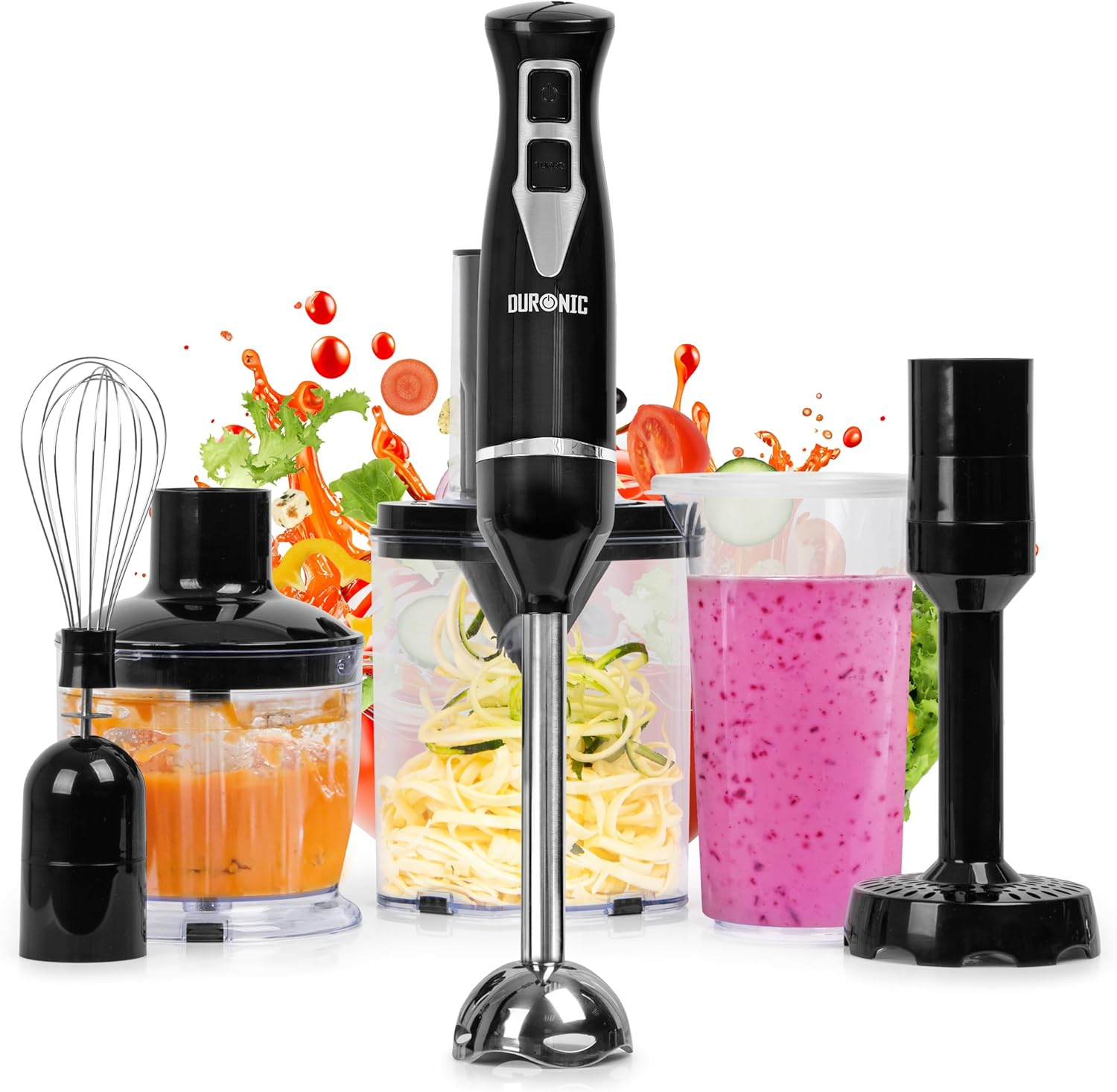 Schwarzer Stabmixer mit Zubehör. Enthält Behälter, Schneebesen, Gemüse und rosa Püree.