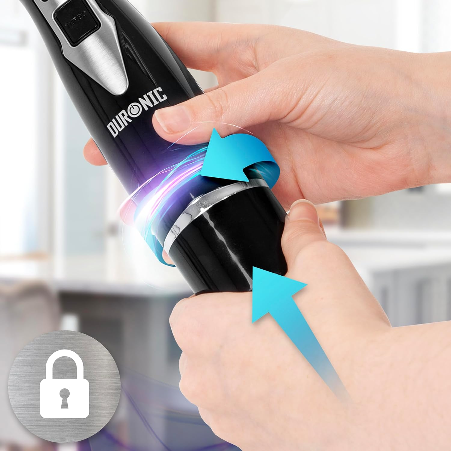 Hände halten einen schwarzen Mixer, blaue Pfeile zeigen, wie man die Teile befestigt. Ein Schlosssymbol.