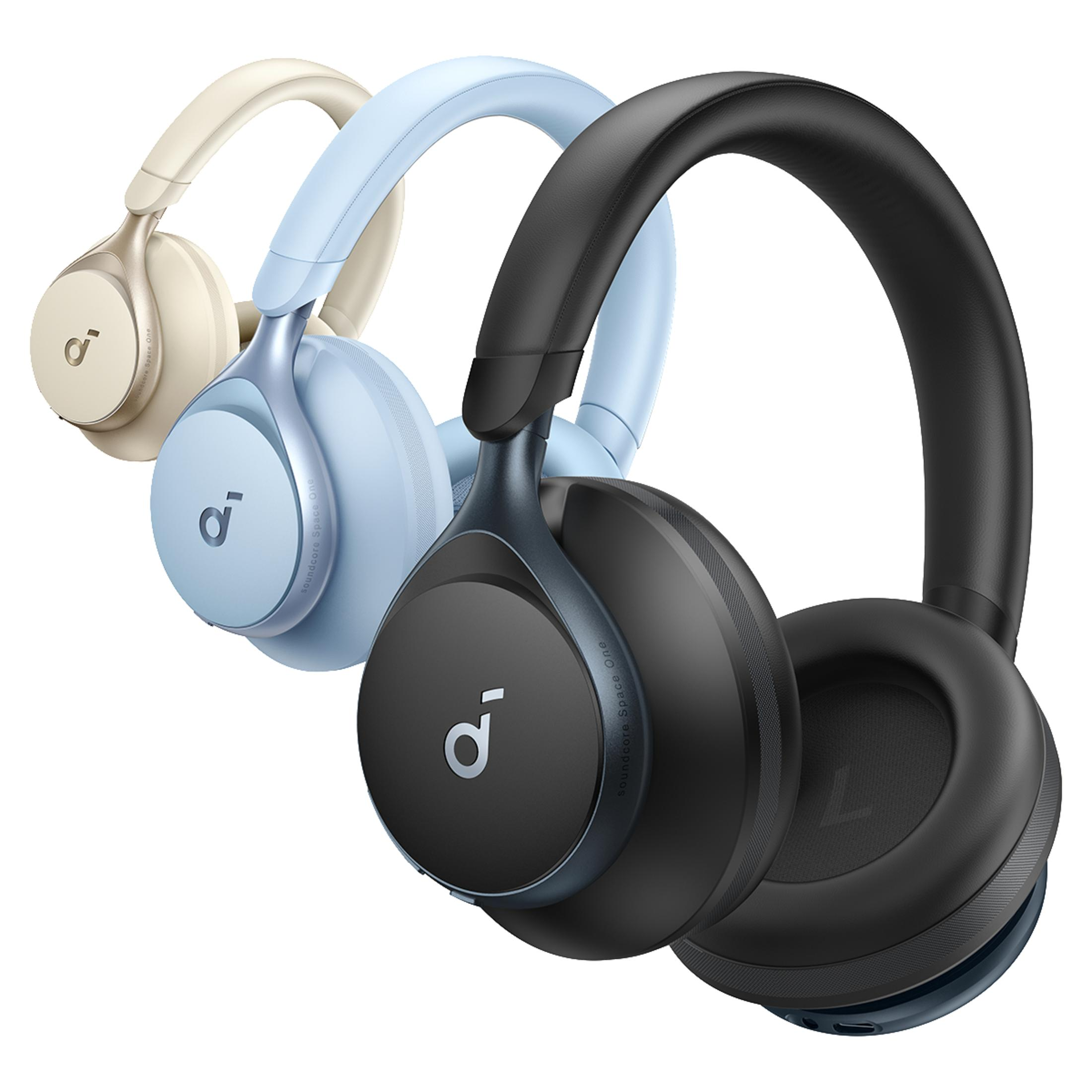 Tre cuffie di colore diverso: beige, blu e nero. Le cuffie sono posizionate su una superficie bianca.