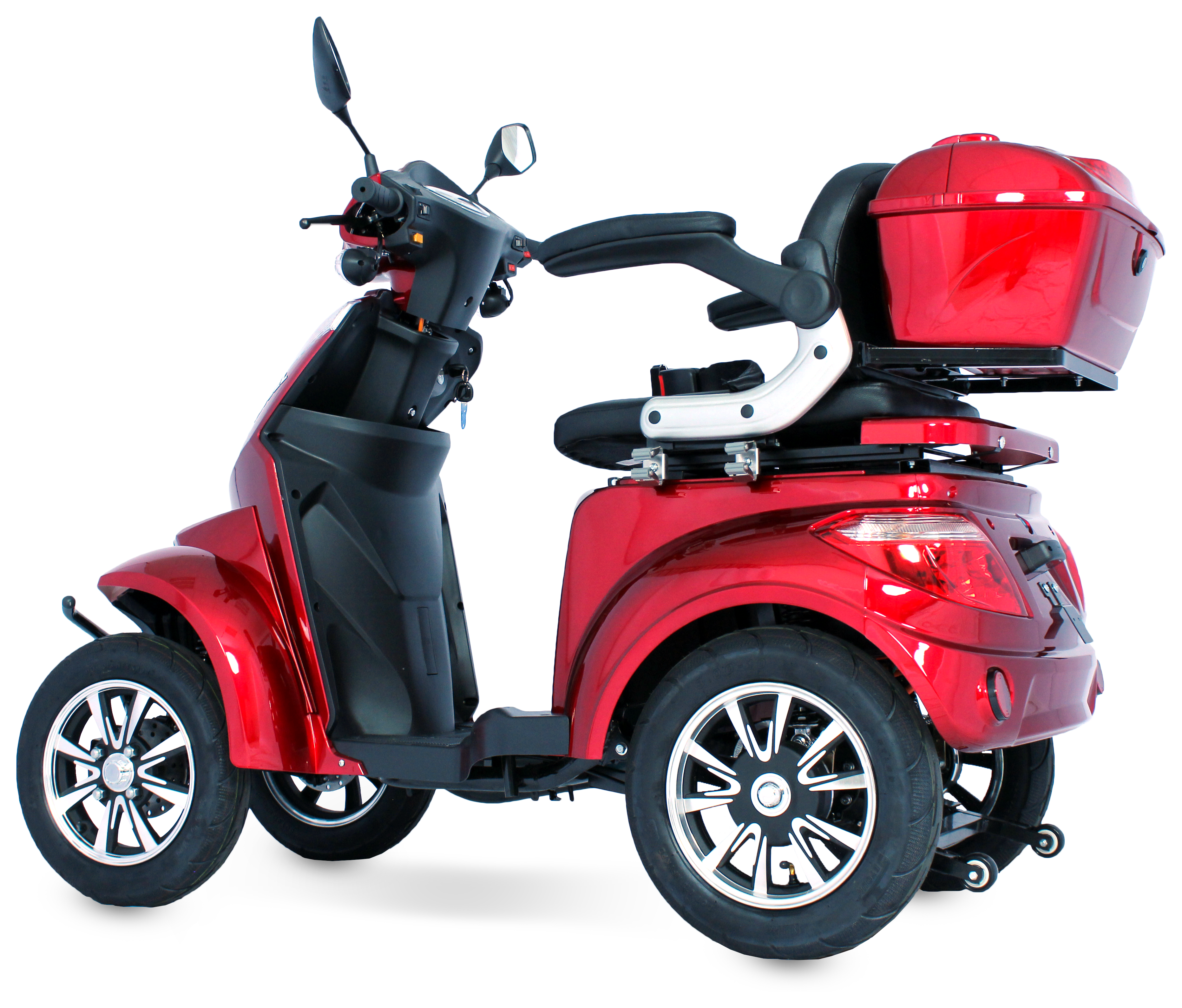 Ein roter Mobilitätsroller mit drei Rädern, einem Sitz und einer Aufbewahrungsbox auf schwarzem Grund.