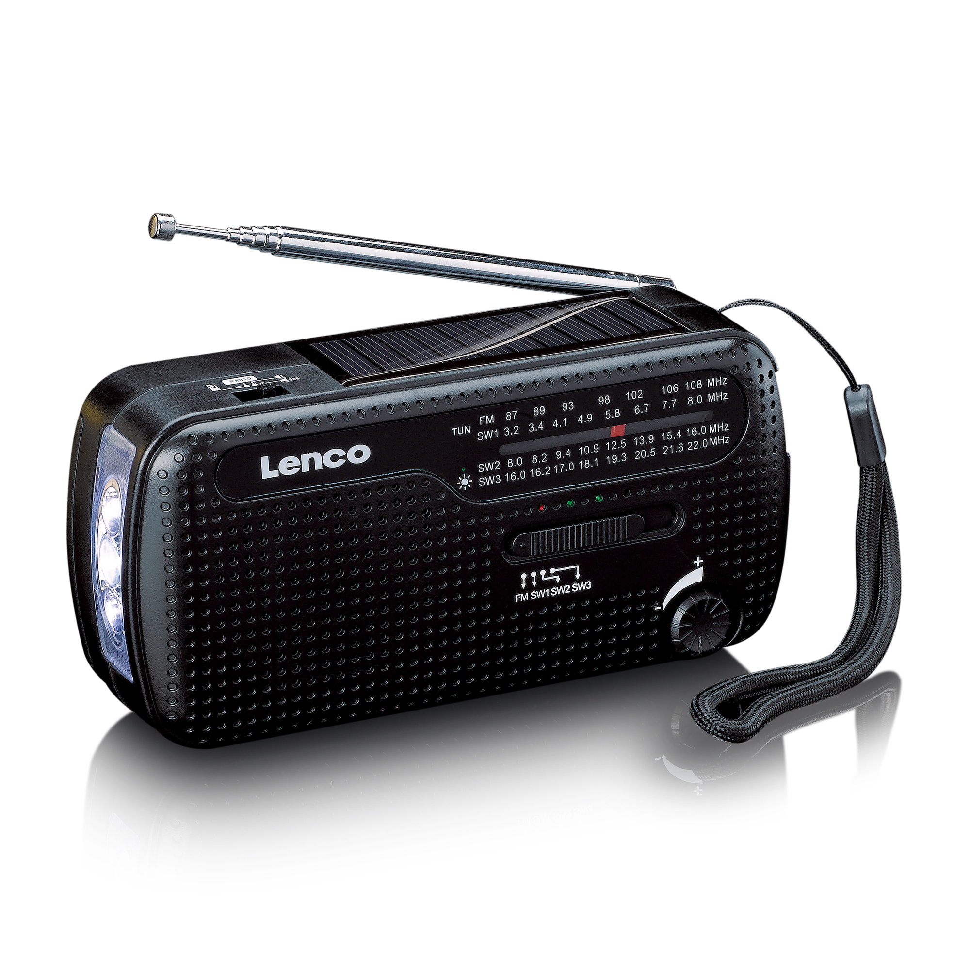 Radio portátil negro y plateado con asa y antena. Cuenta con luces y un dial. Fondo blanco.