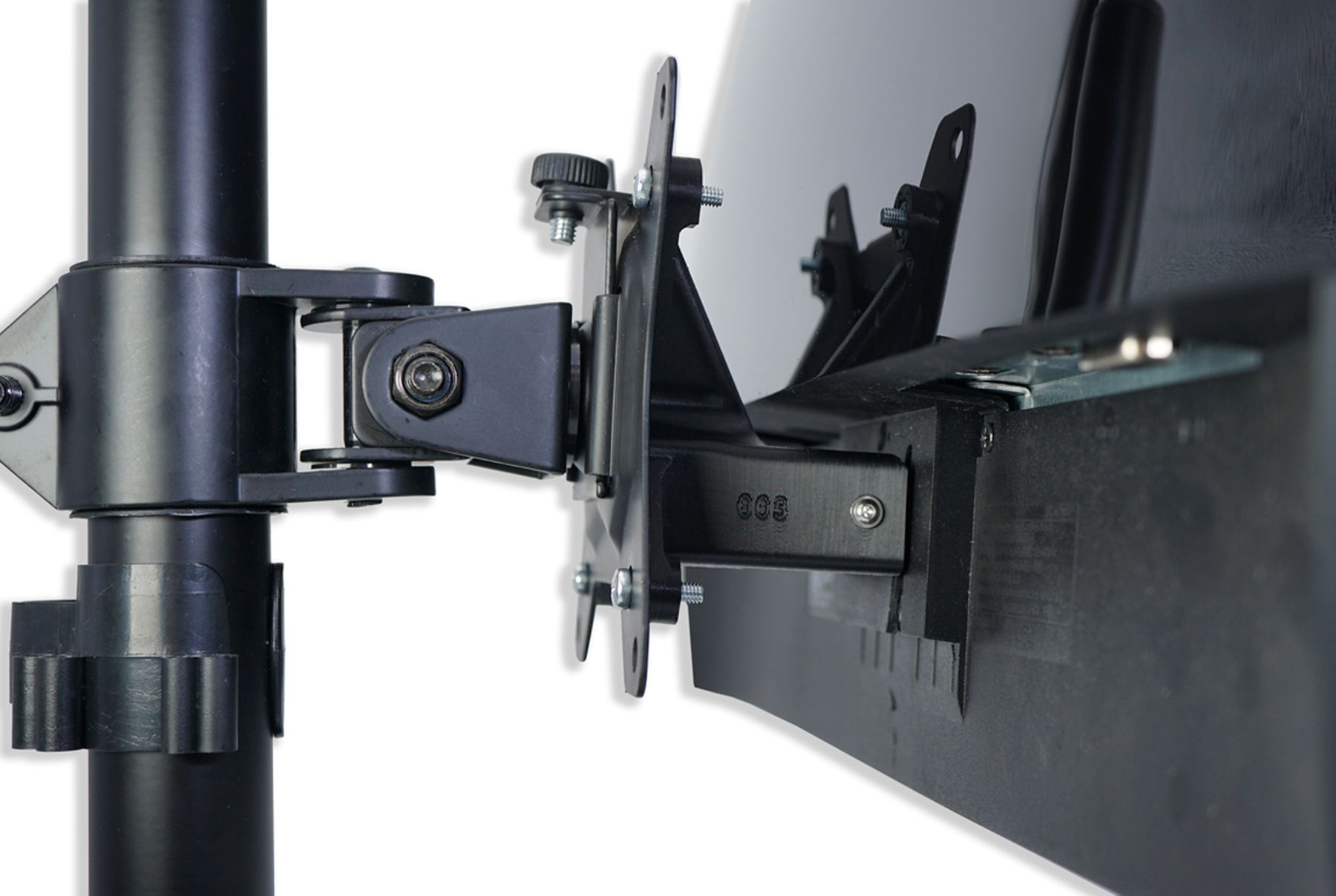 Eine Monitorhalterung, die an einer Stange befestigt ist, schwarze und metallische Teile.