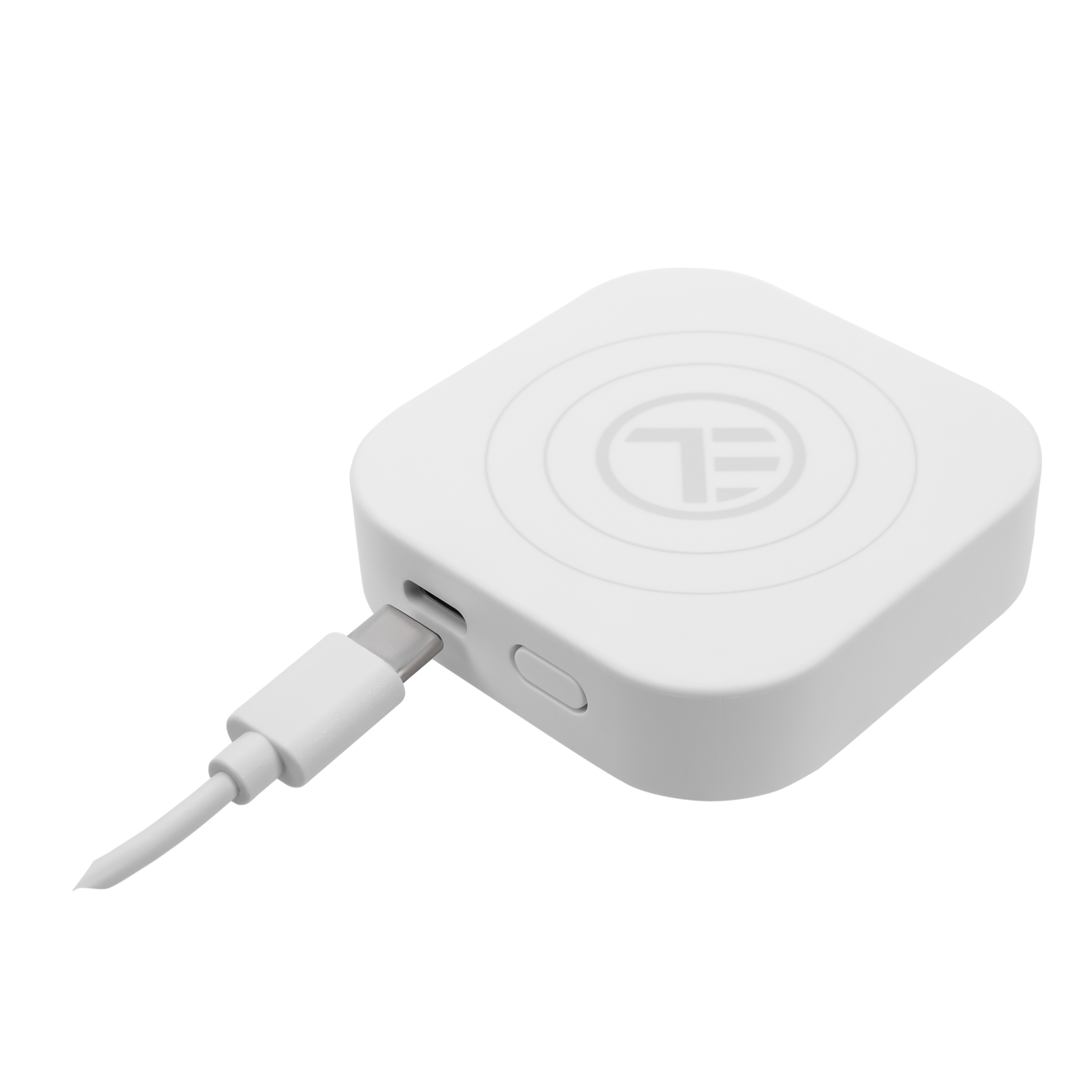 Weißes quadratisches Ladegerät mit einem USB-C-Kabel.