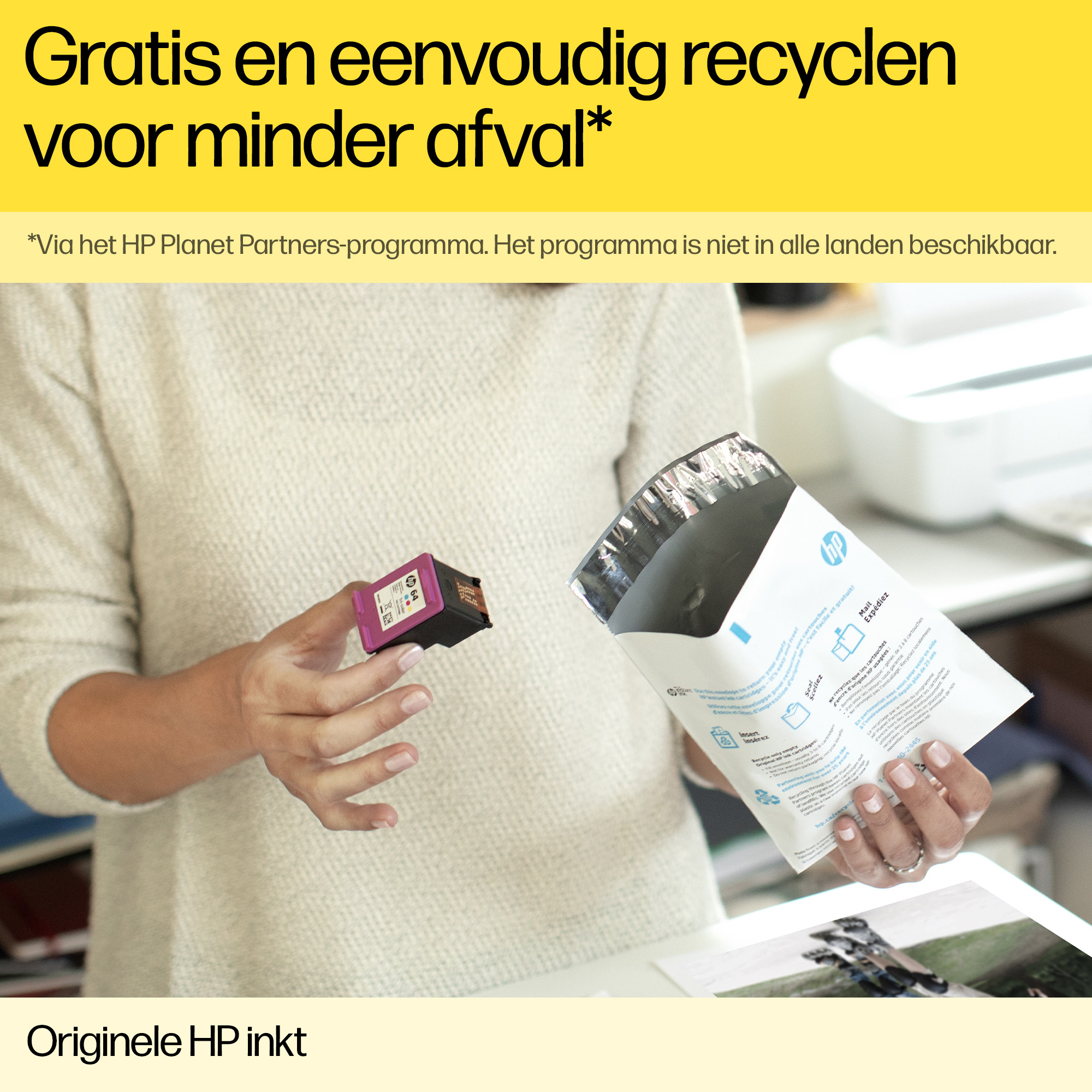 Dłonie trzymające wkład atramentowy HP obok torby do recyklingu. Tekst jest po holendersku.