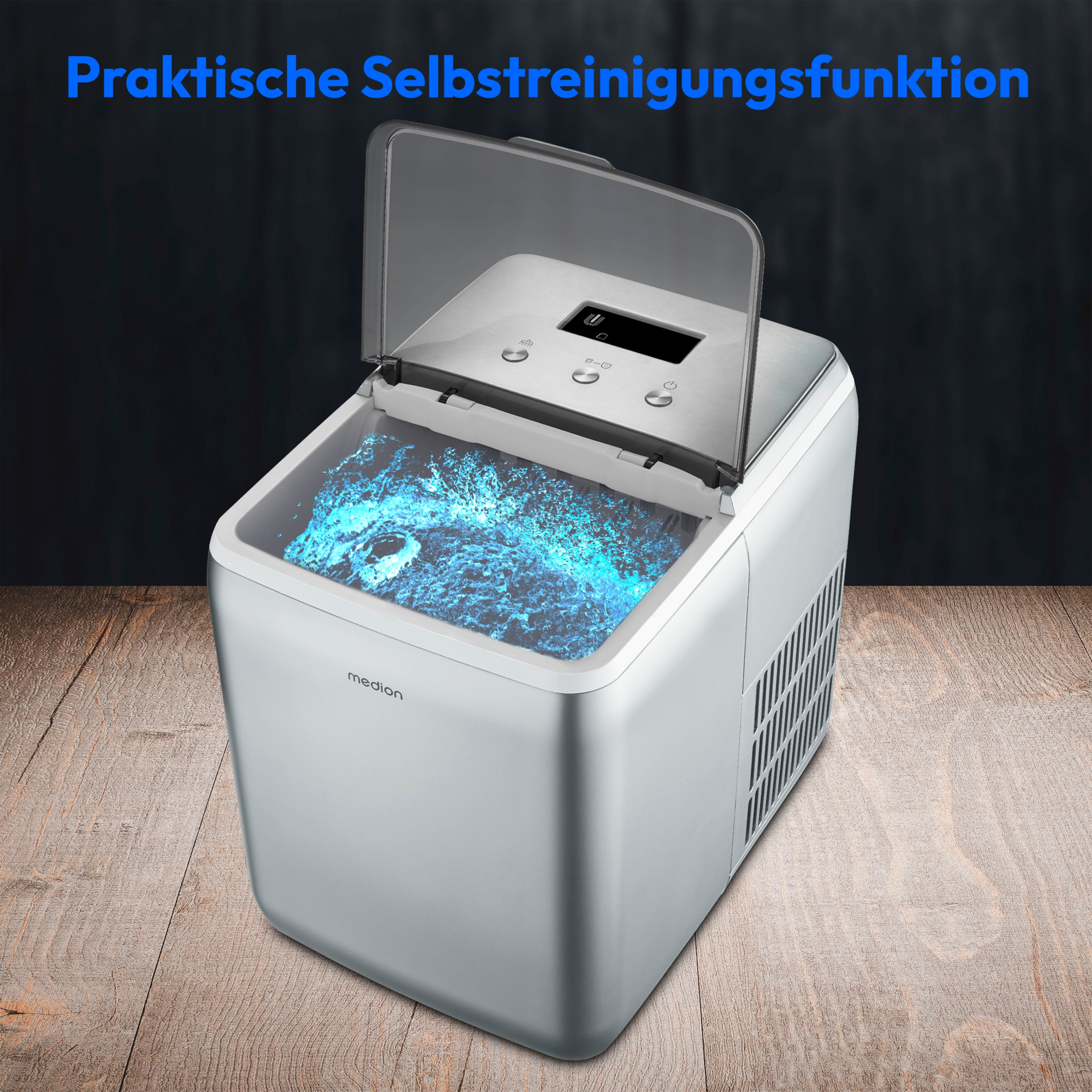 Srebrna kostkarka do lodu z otwartą pokrywą. Niebieska woda w środku. Drewniane tło.