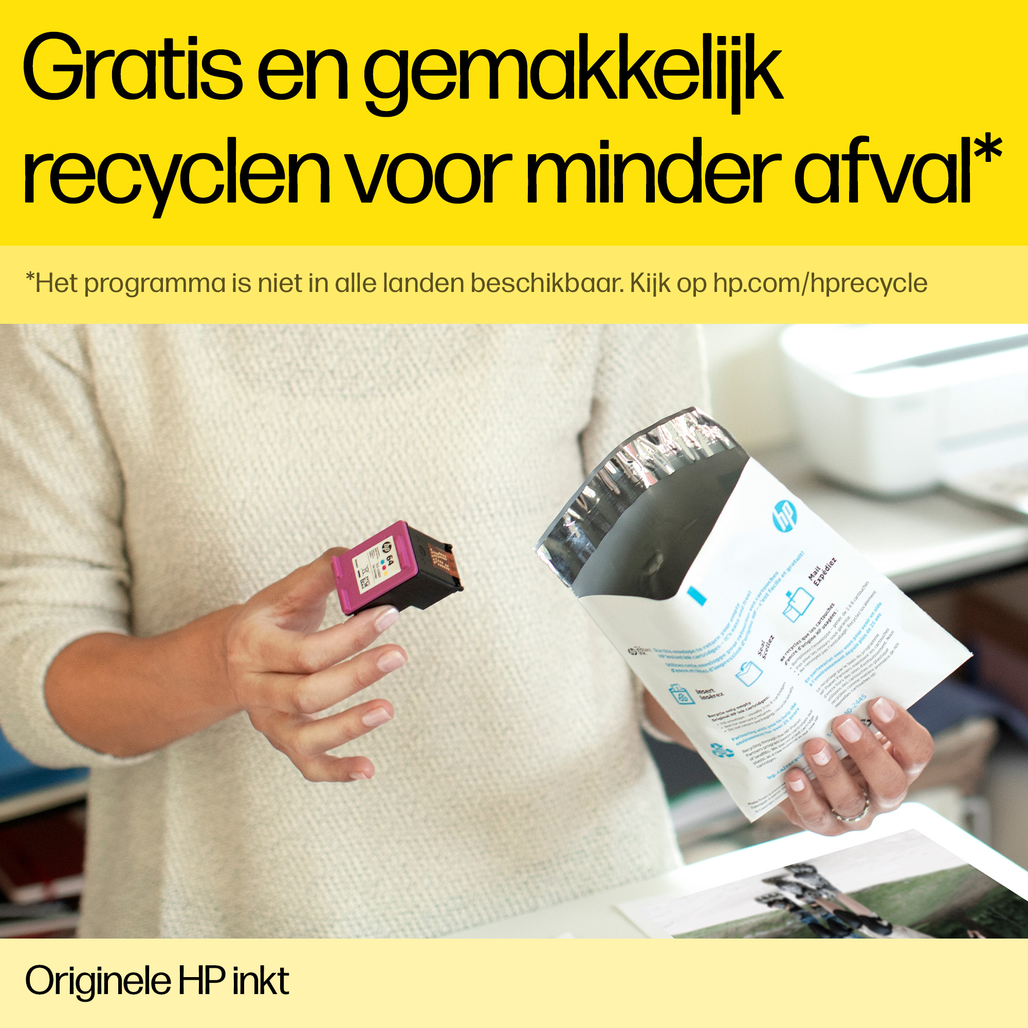 Kobieta trzymająca wkład do drukarki i kopertę do recyklingu HP.