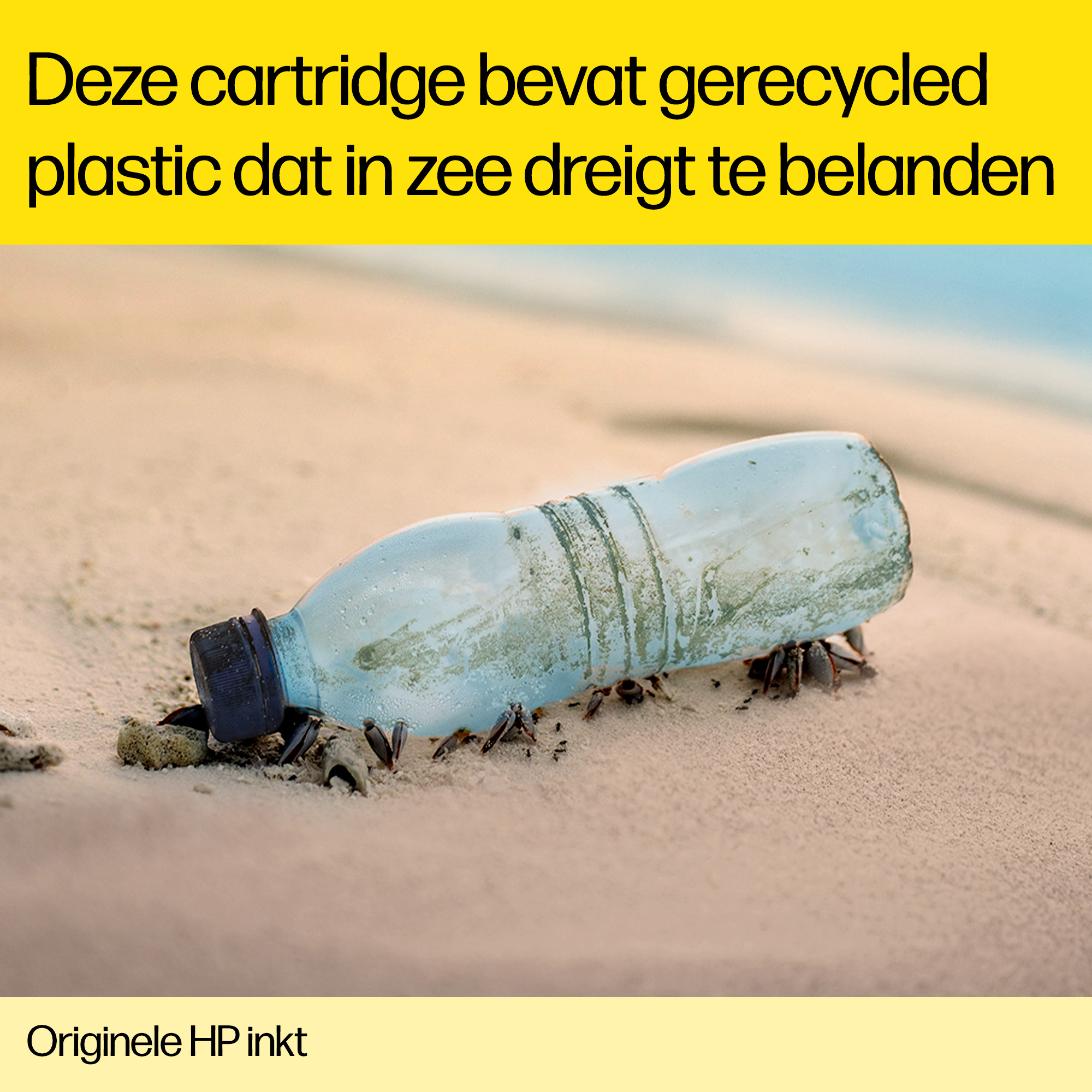 Butelka plastikowa na piasku z krabami. Tekst mówi o recyklingu plastiku.