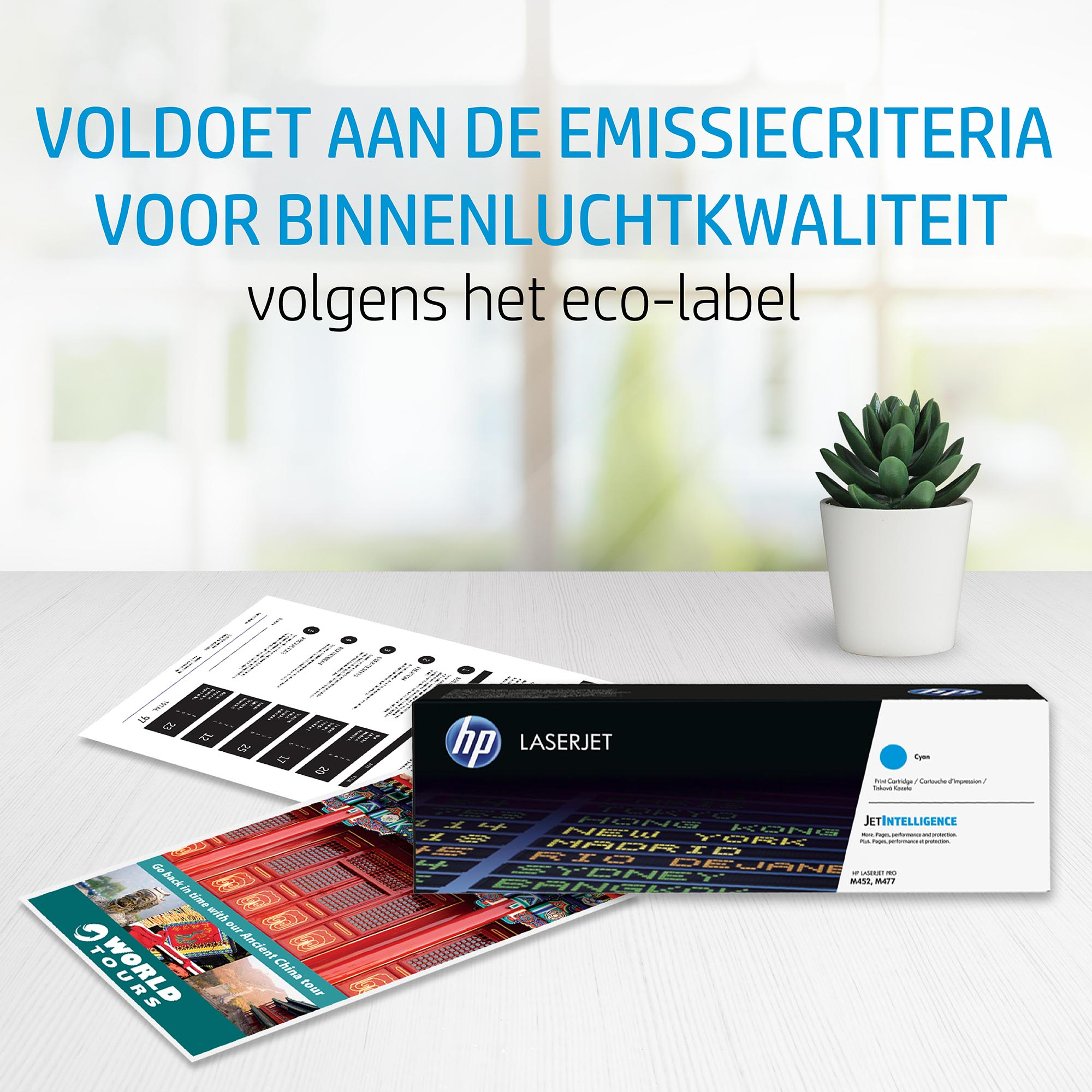 Papiery i wkład do drukarki na białym stole. Mała roślina w tle.