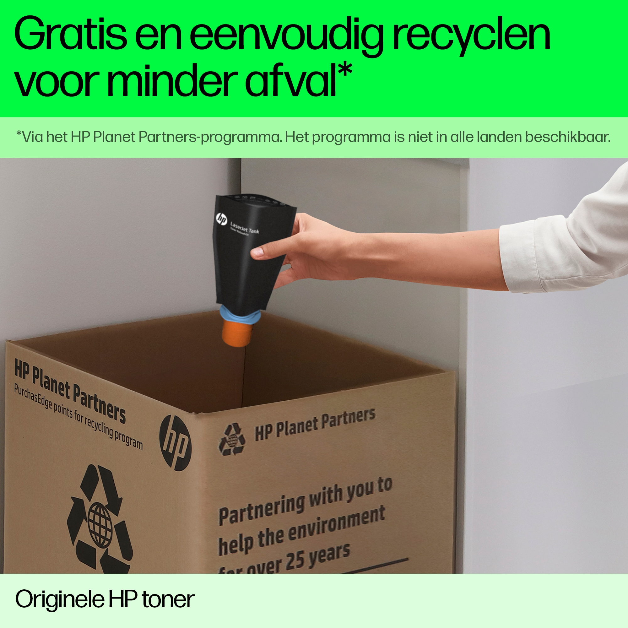 Person legt Tonerkartusche in einen Recyclingbehälter. Braune Box mit Logos darauf.