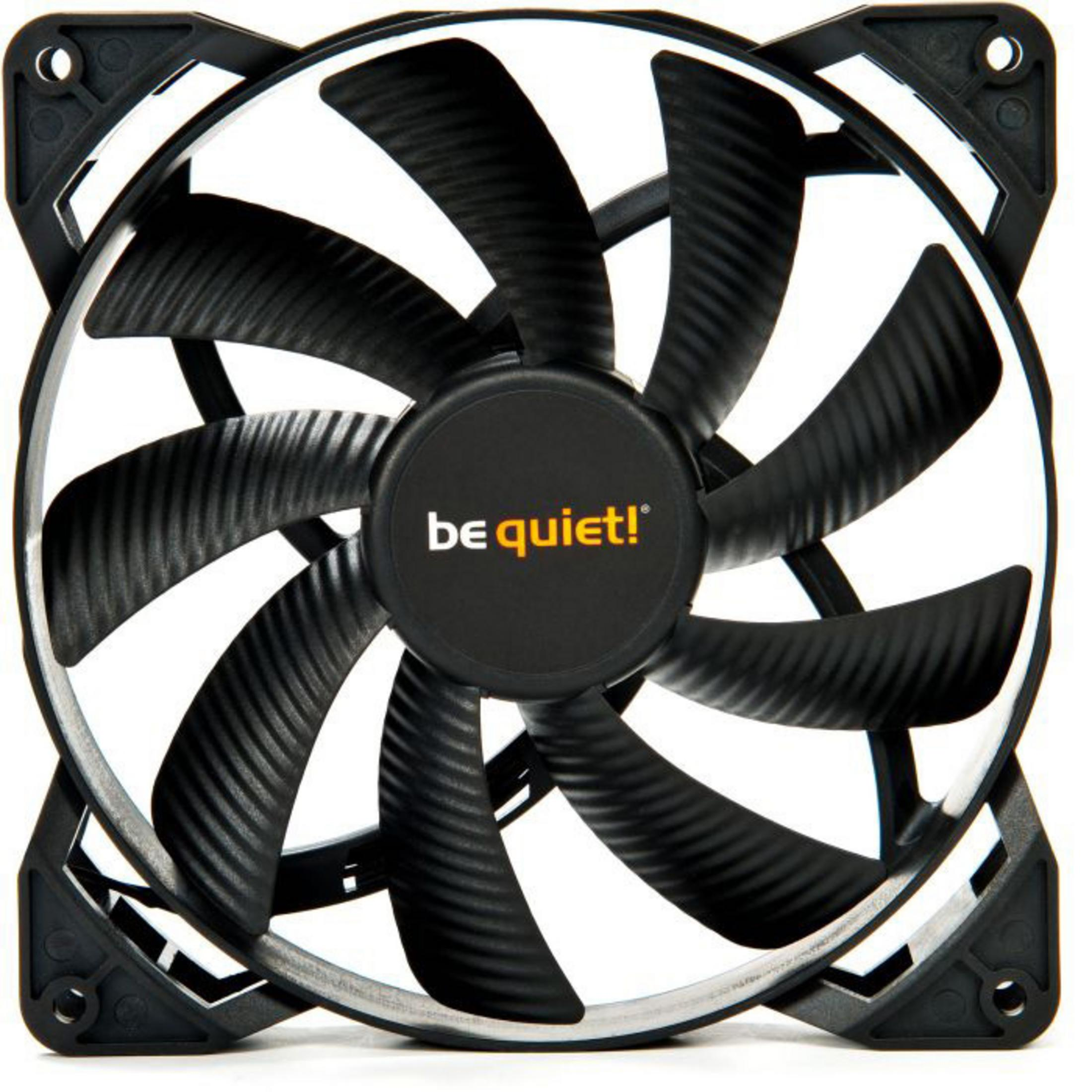 Zwarte computerfan met gebogen bladen. Zwart frame en een centraal logo 'be quiet!'. Witte achtergrond.