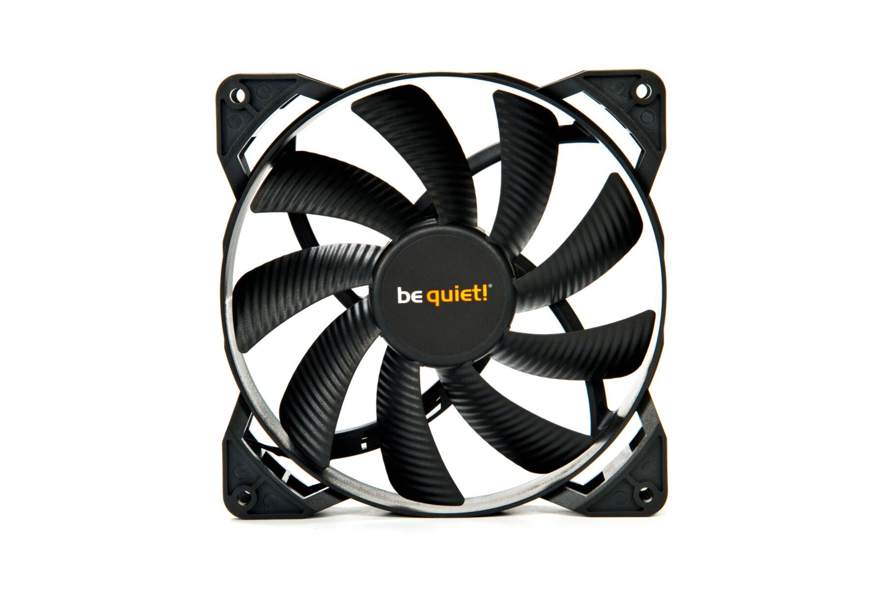 Een zwarte ventilator met gebogen bladen, een zwart frame en het 'be quiet!'-logo in het midden.