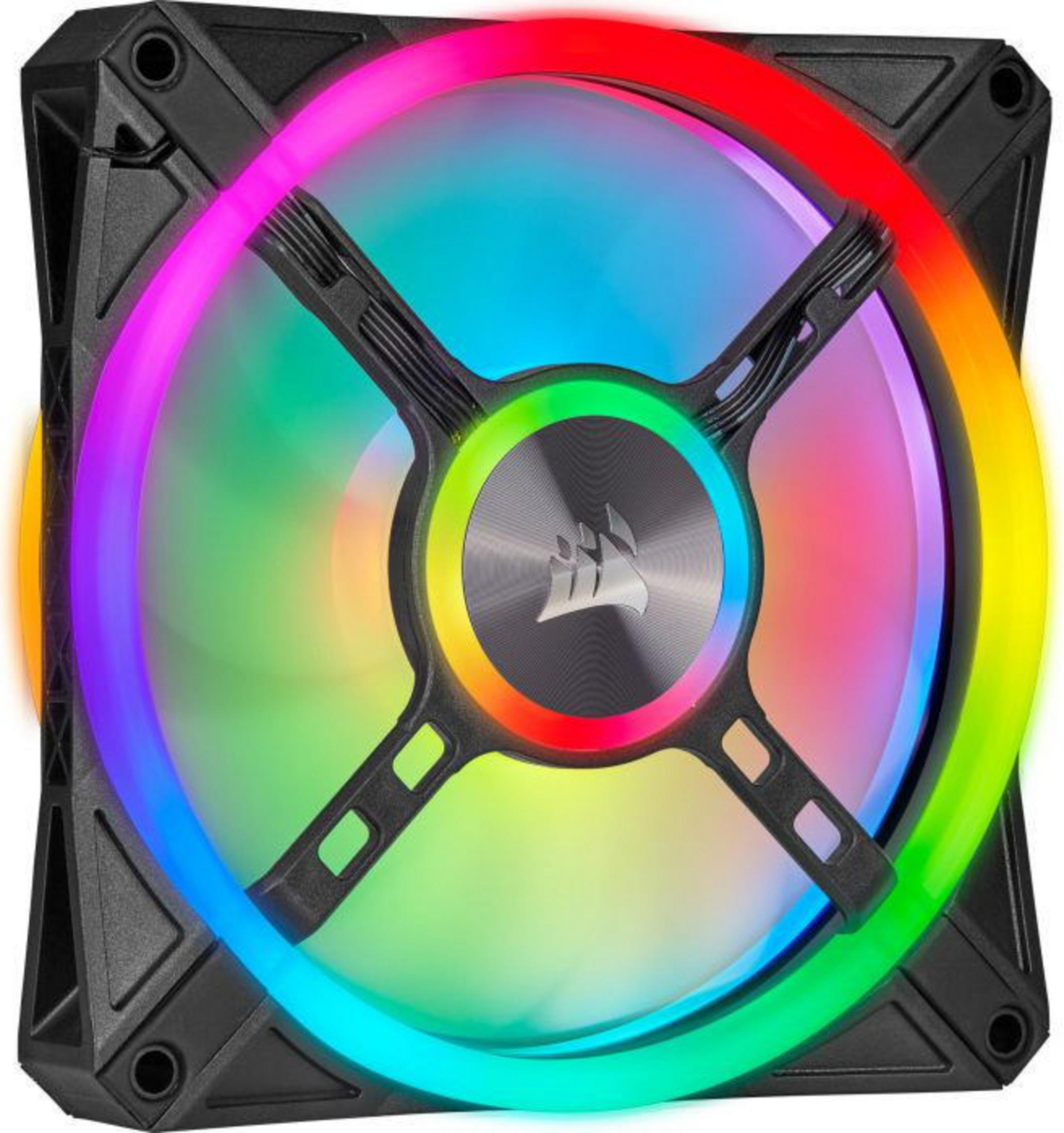 Un primo piano di una ventola per computer nera con un anello di luce RGB colorato intorno al centro.