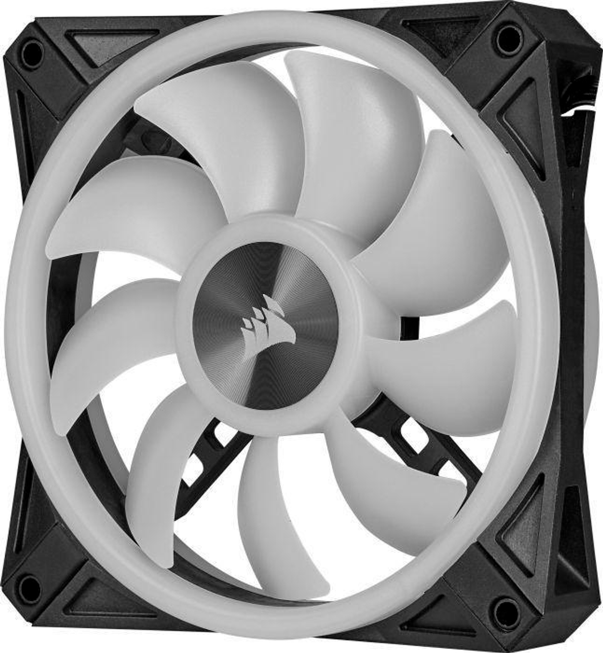 Primo piano di una ventola per computer nera con pale bianche e un anello bianco.
